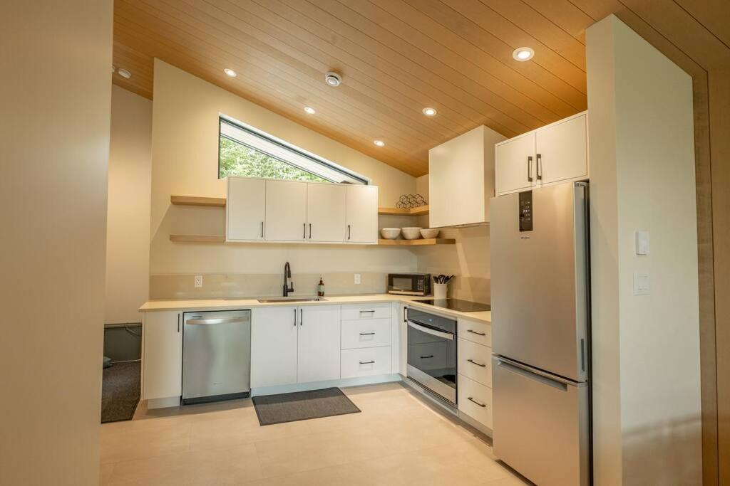 Calmwater Retreat New 2 br Hot Tub