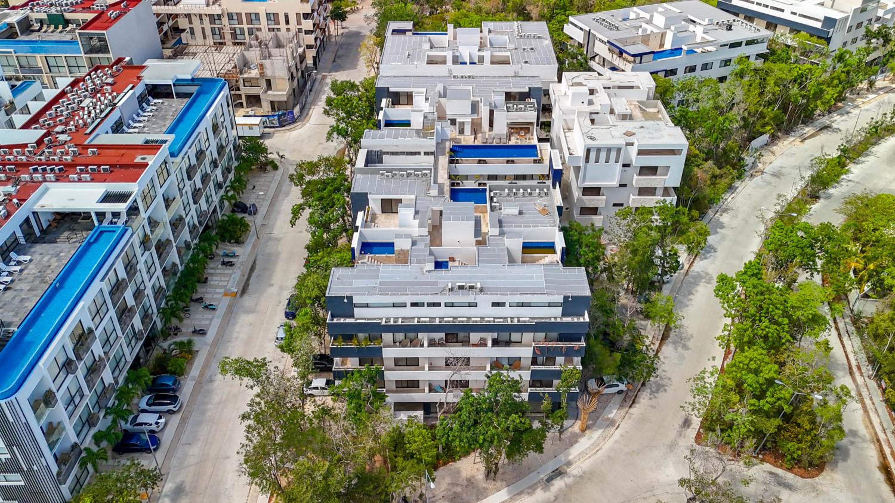 Bright 1 BD Suite with Balcony view 5