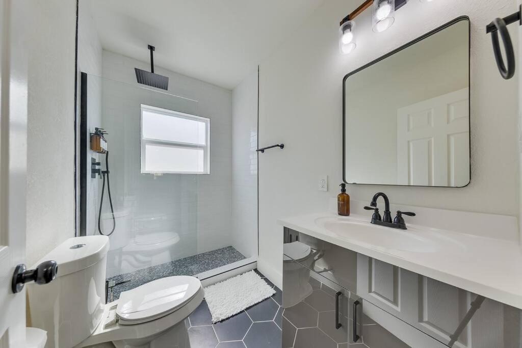 Modern Houston Hideaway view 2