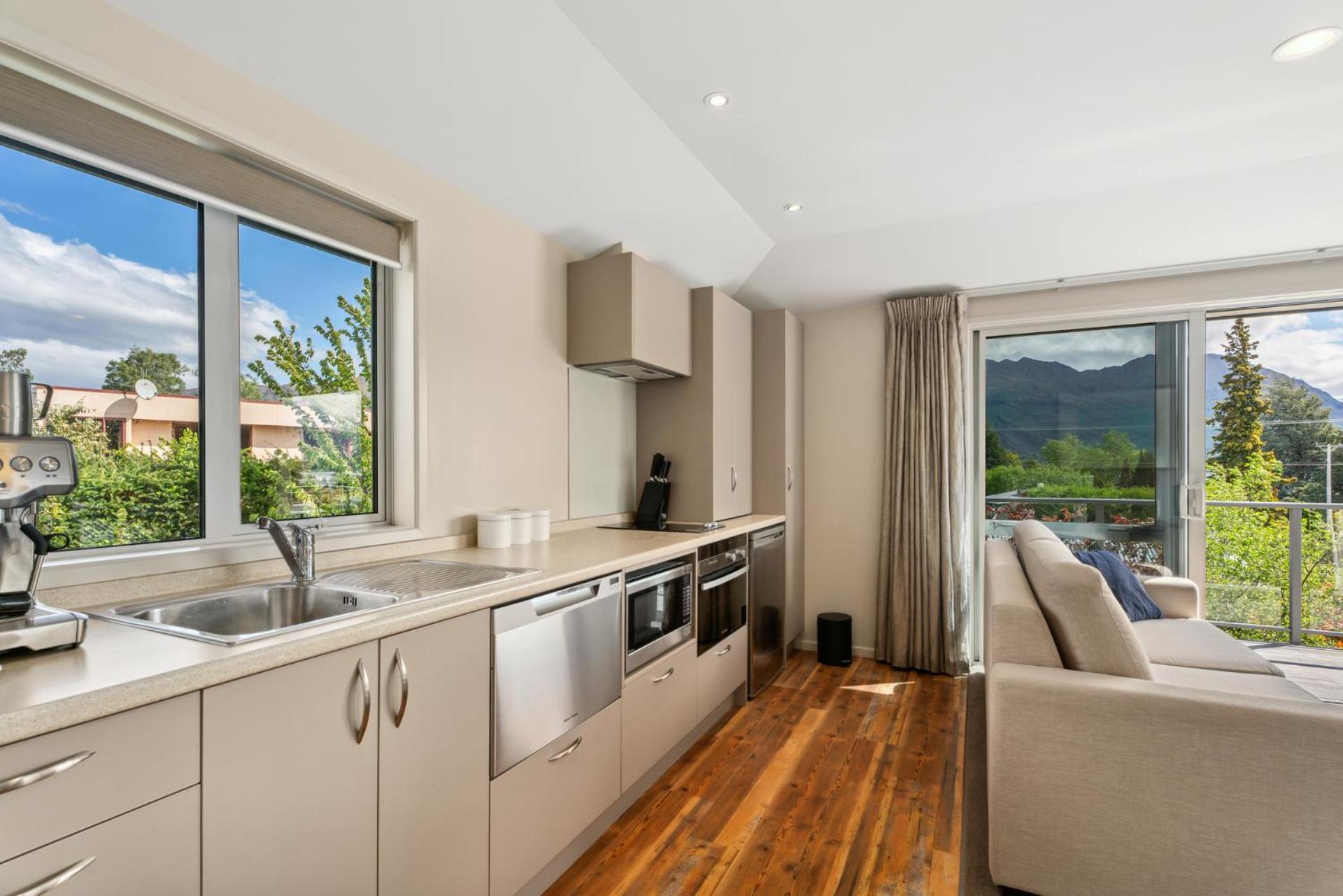 Wonderful Warmth - Wanaka Holiday Home view 3
