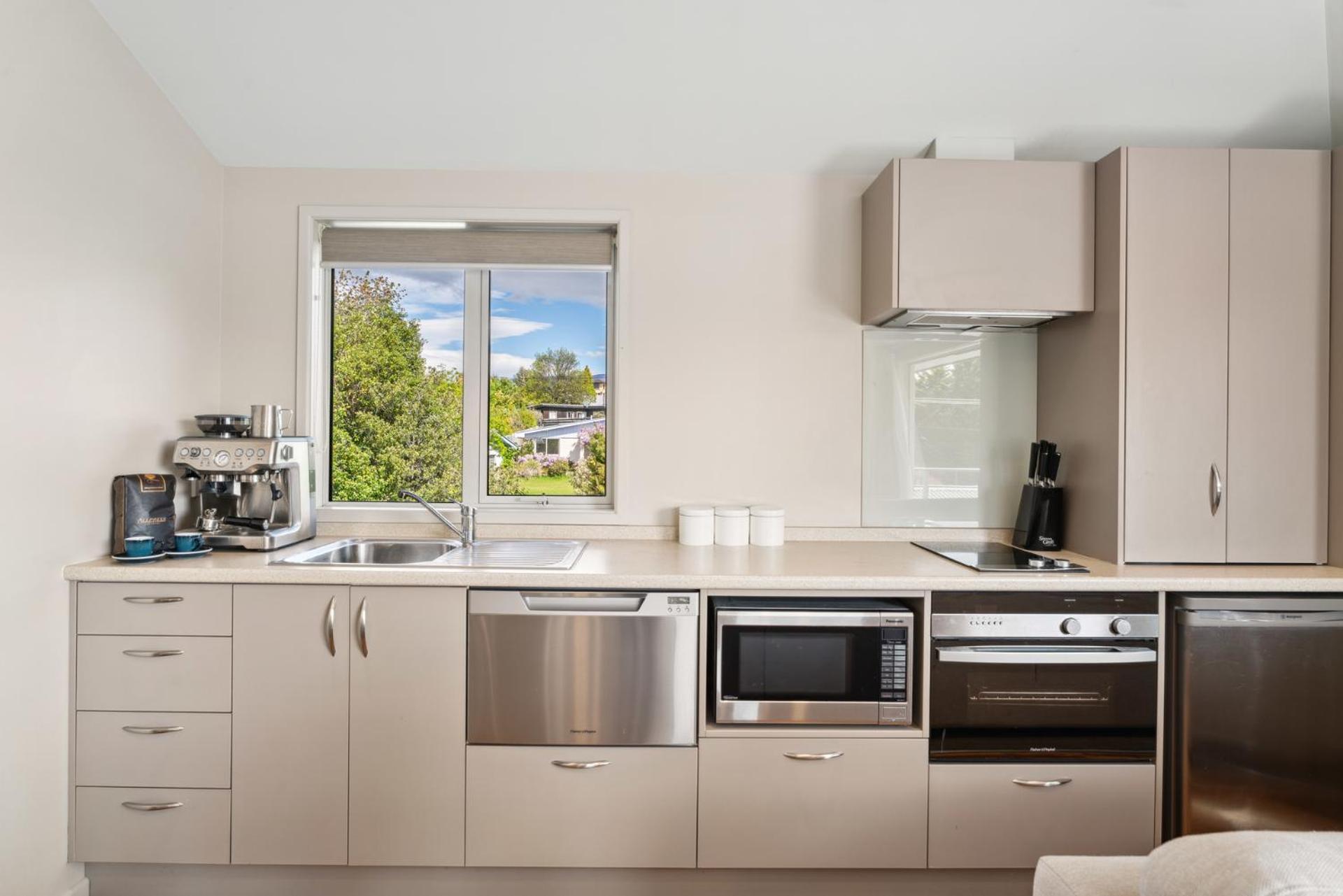 Wonderful Warmth - Wanaka Holiday Home view 4