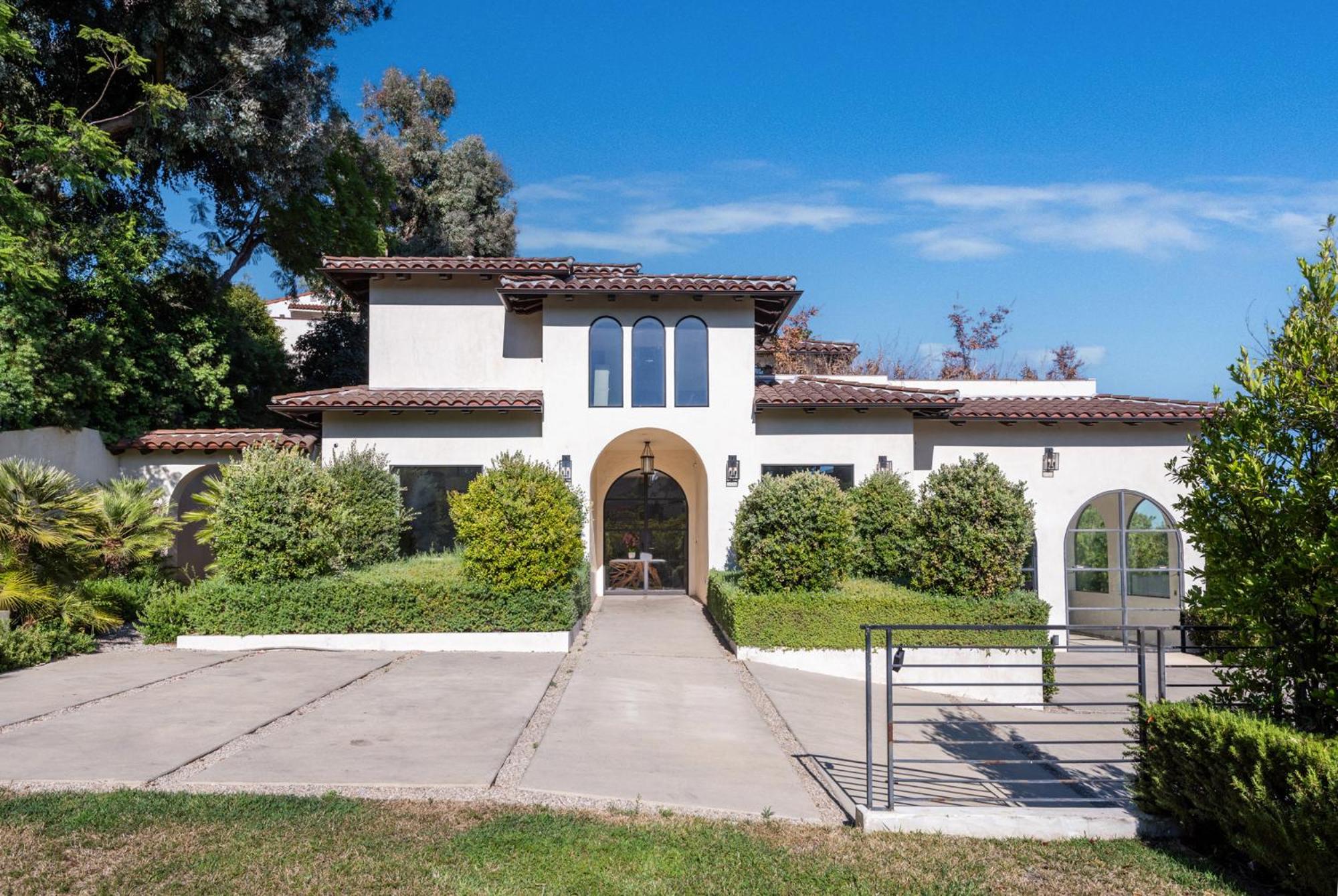 Stunning 6BR Villa with Private Pool, Jacuzzi, BBQ