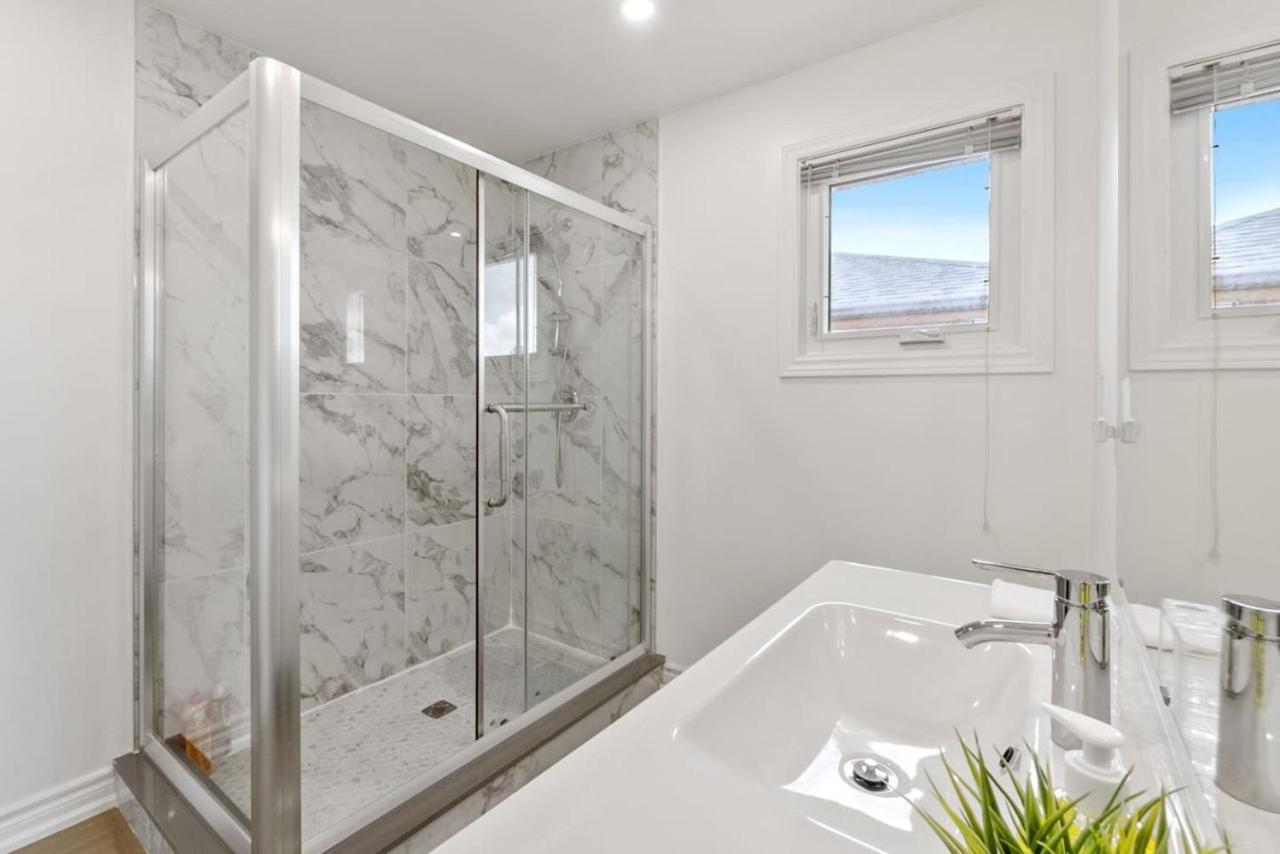 Modern 4BR Retreat with Premium Comforts and Parking