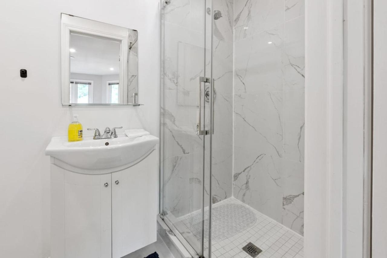 Modern 4BR Retreat with Premium Comforts and Parking