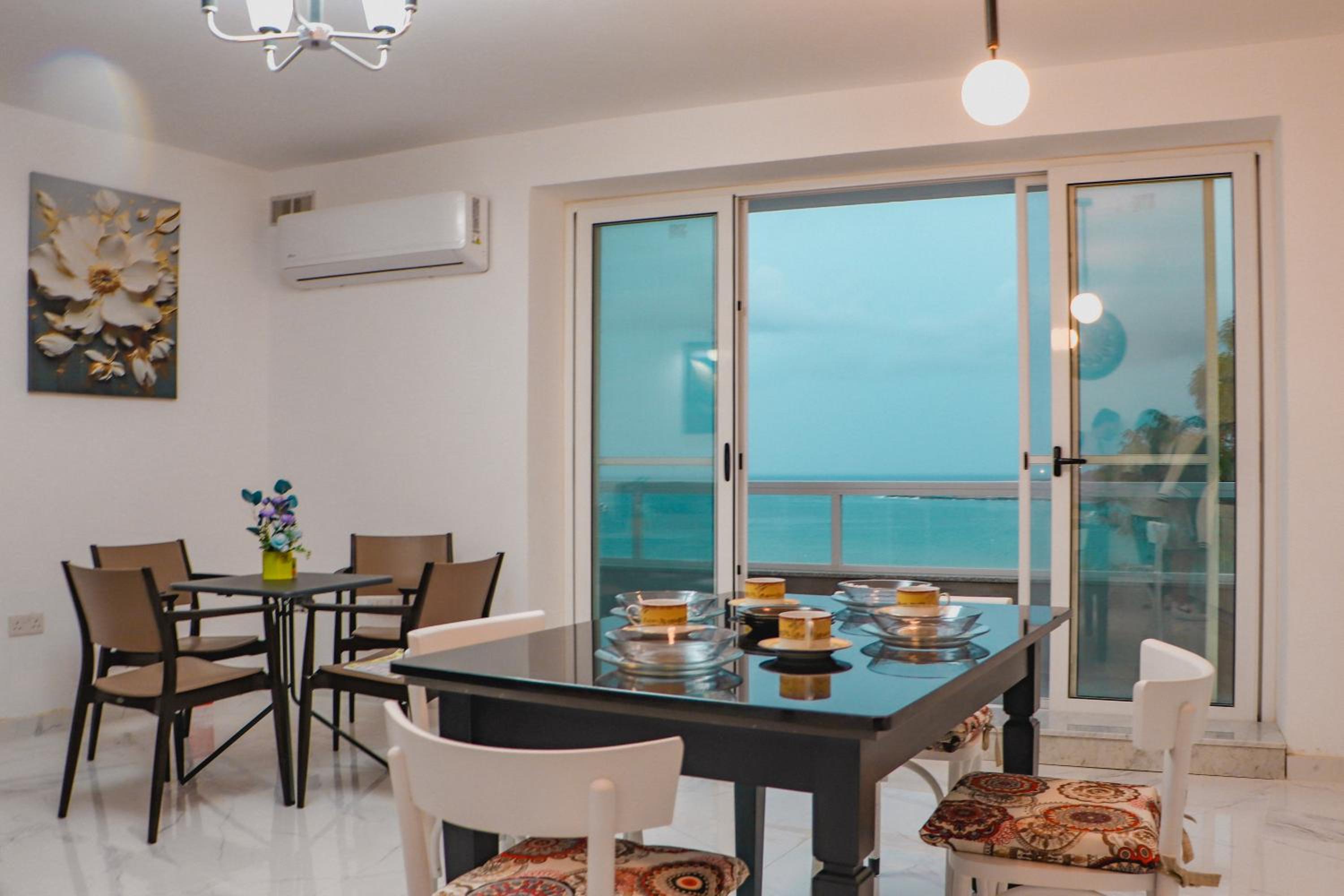 Beachfront Room DR photo 2