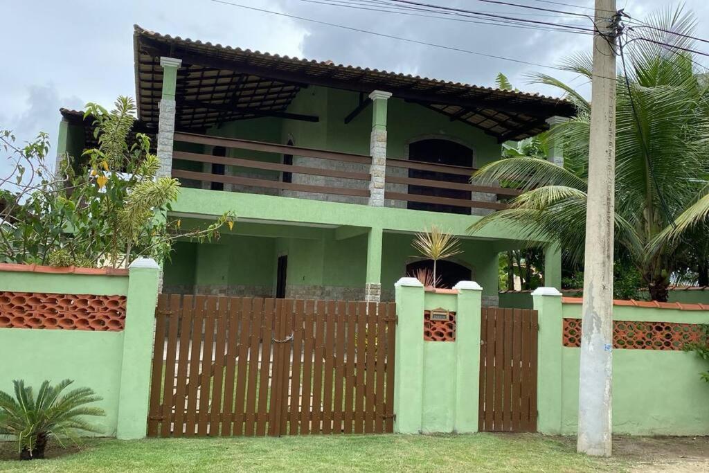 Pé na areia, água de coco, mar!