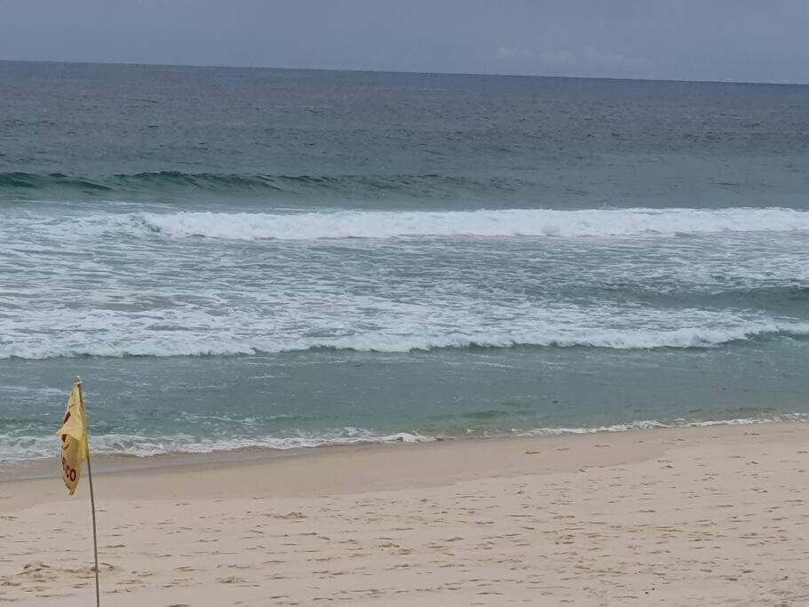 Pé na areia, água de coco, mar!