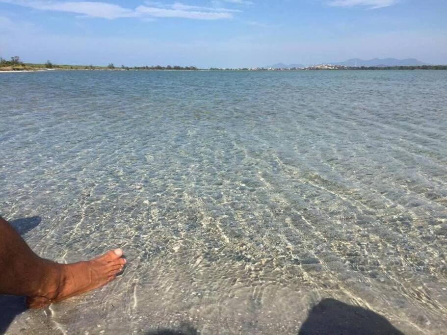 Pé na areia, água de coco, mar!