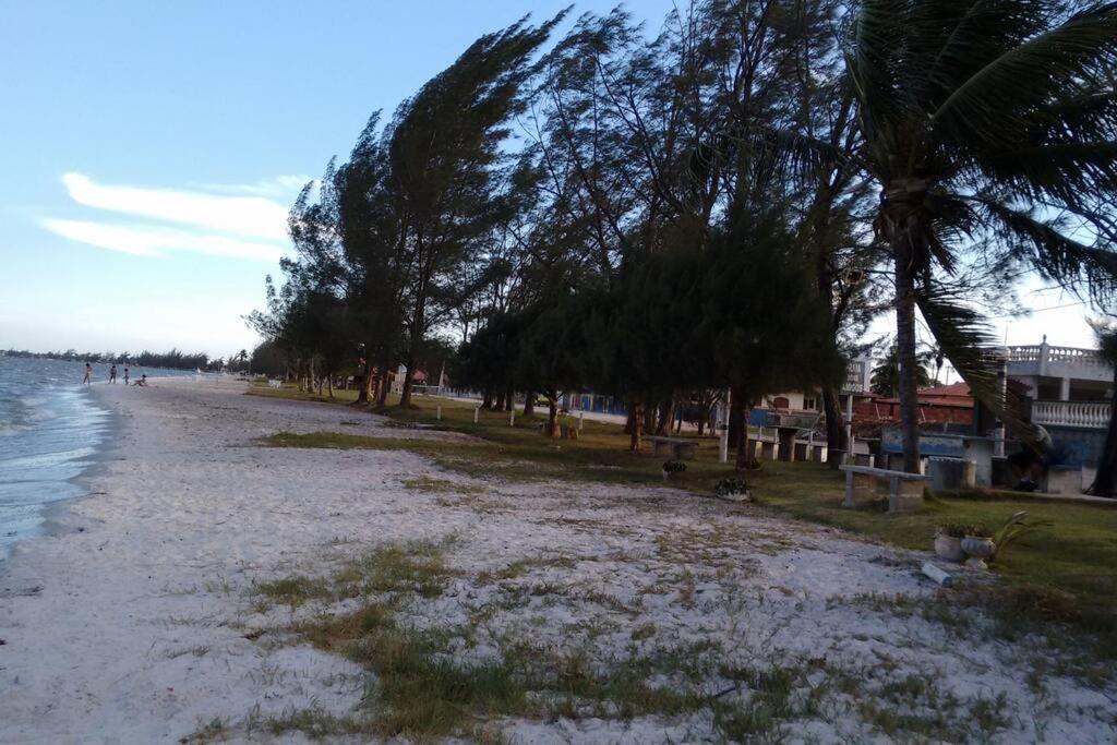 Pé na areia, água de coco, mar!