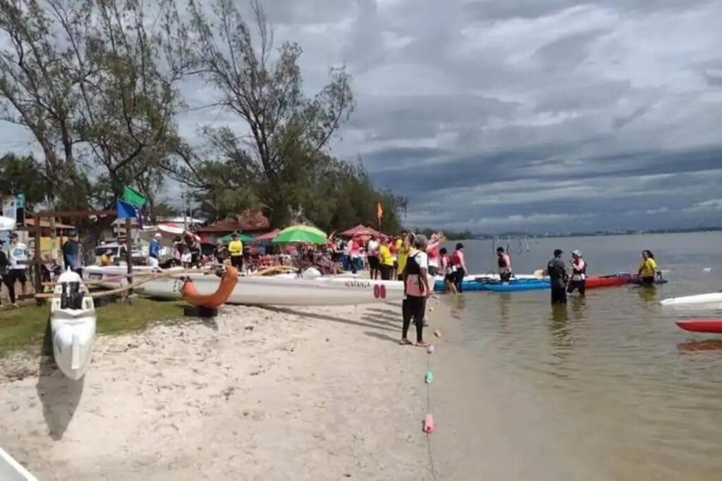 Pé na areia, água de coco, mar!