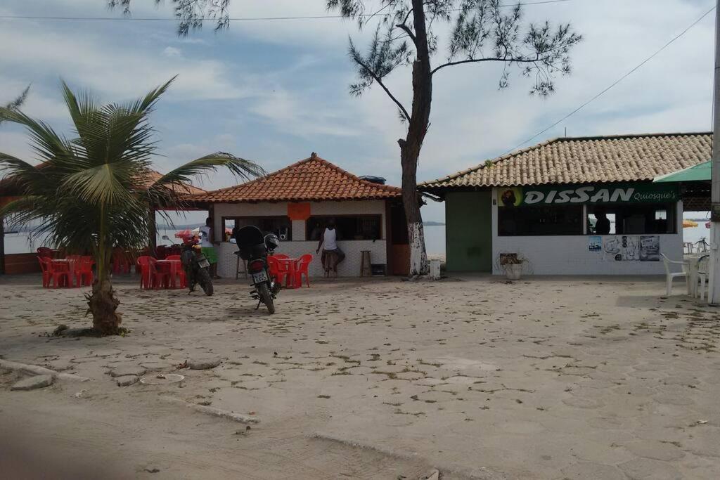 Pé na areia, água de coco, mar!