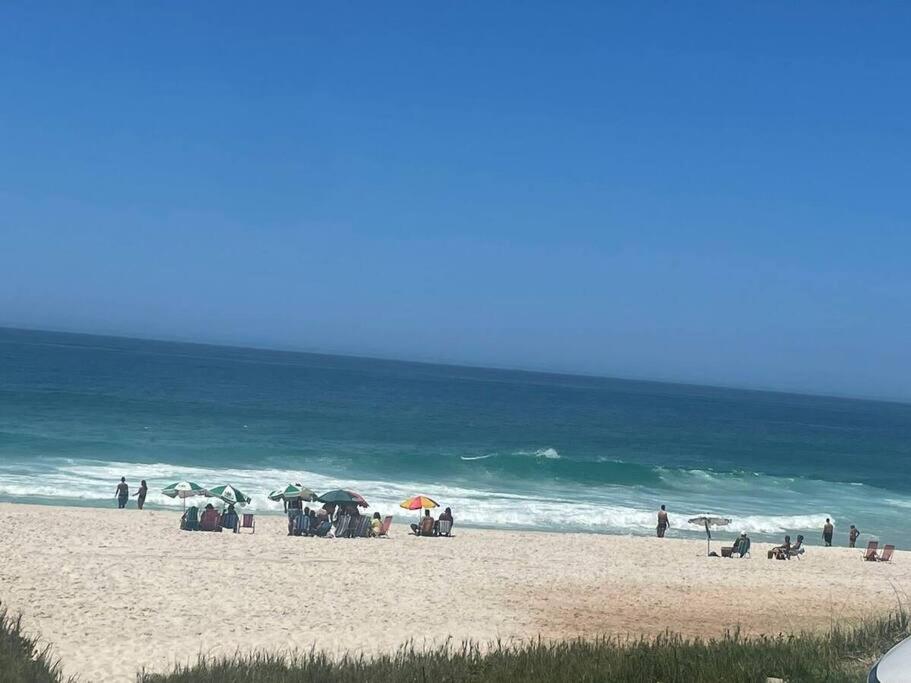 Pé na areia, água de coco, mar!