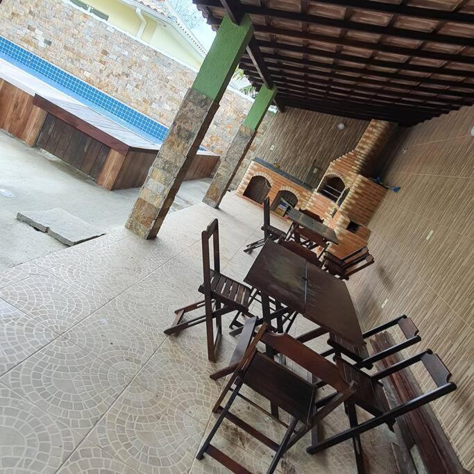 Pé na areia, água de coco, mar!