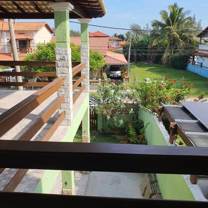 Pé na areia, água de coco, mar!