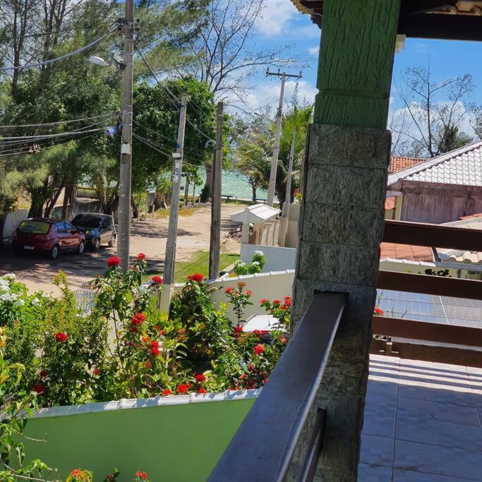 Pé na areia, água de coco, mar!