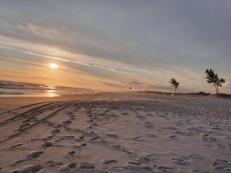 Pé na areia, água de coco, mar!