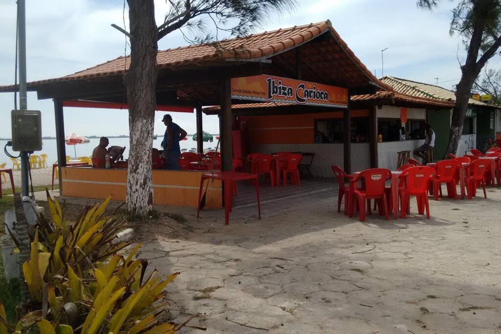 Pé na areia, água de coco, mar!