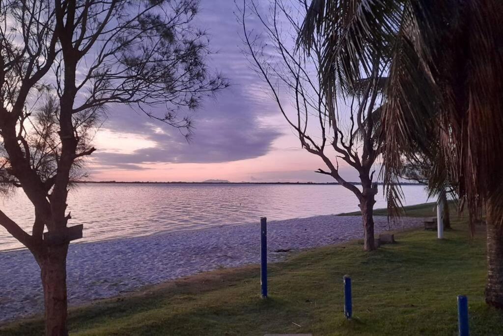 Pé na areia, água de coco, mar!