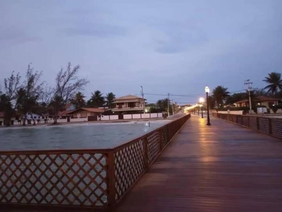 Pé na areia, água de coco, mar!