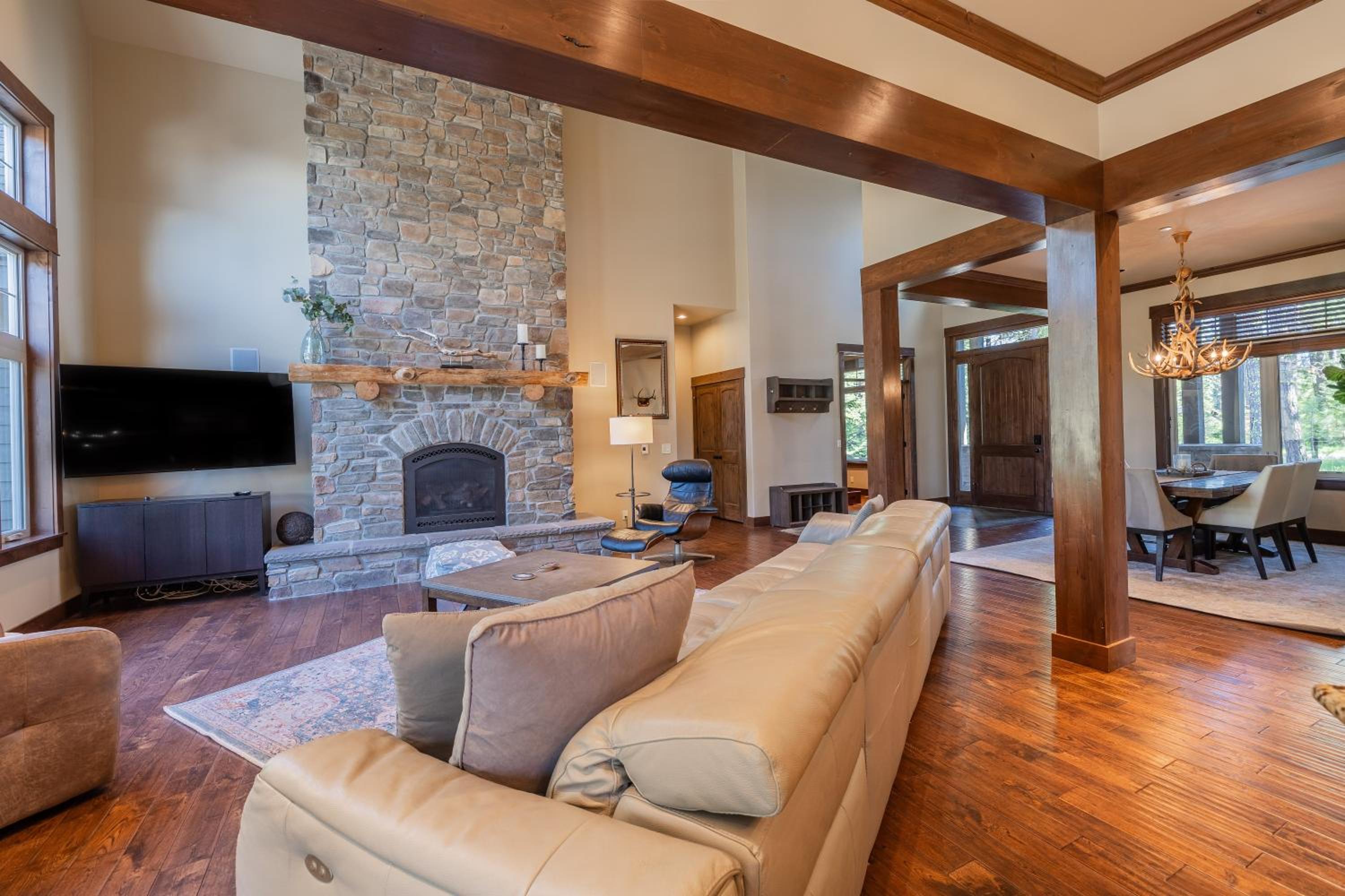 Craftsman Lodge on Rope Rider Golf Course - Hot Tub, Fireplaces, & Mountain Views view 2