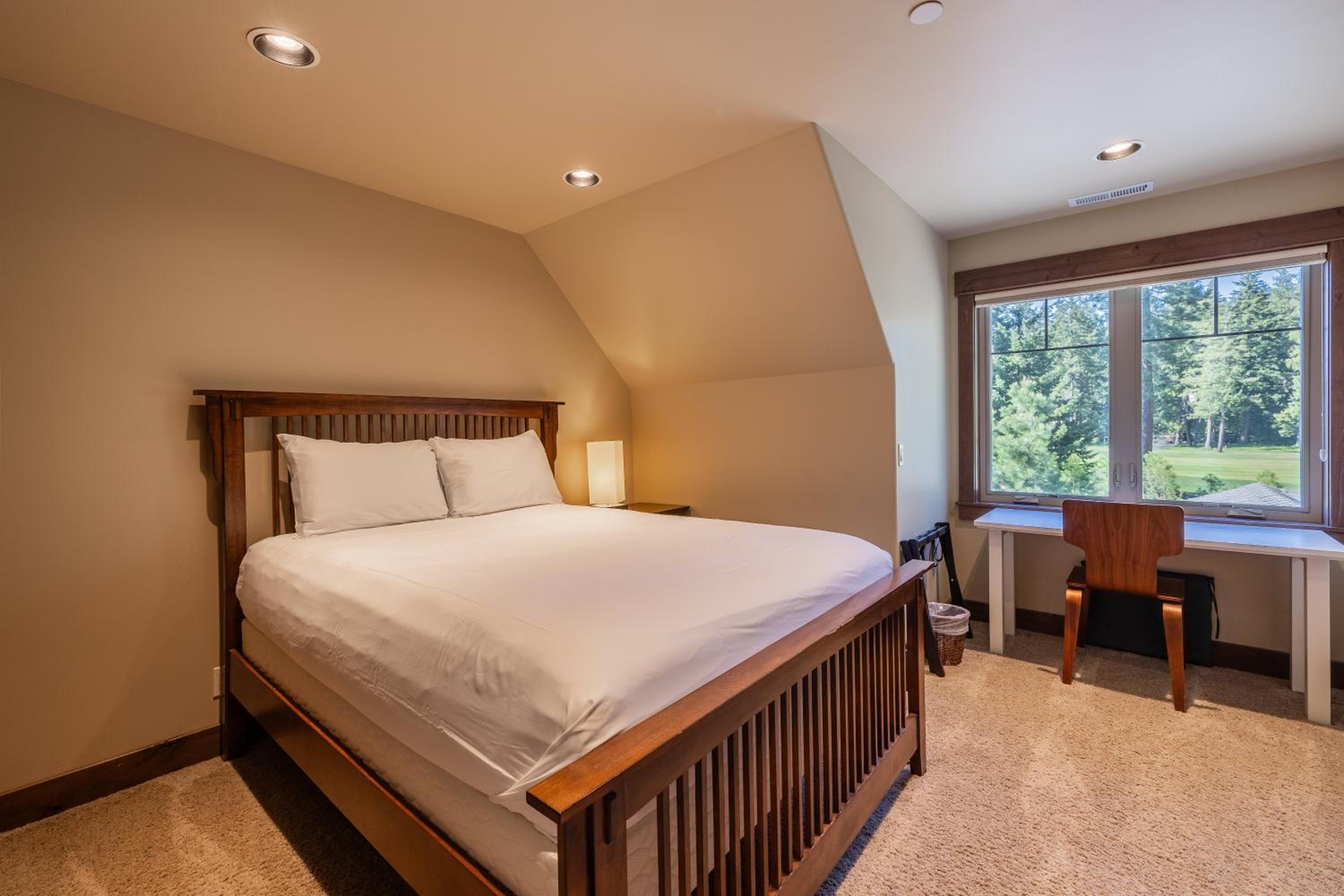 Craftsman Lodge on Rope Rider Golf Course - Hot Tub, Fireplaces, & Mountain Views view 3