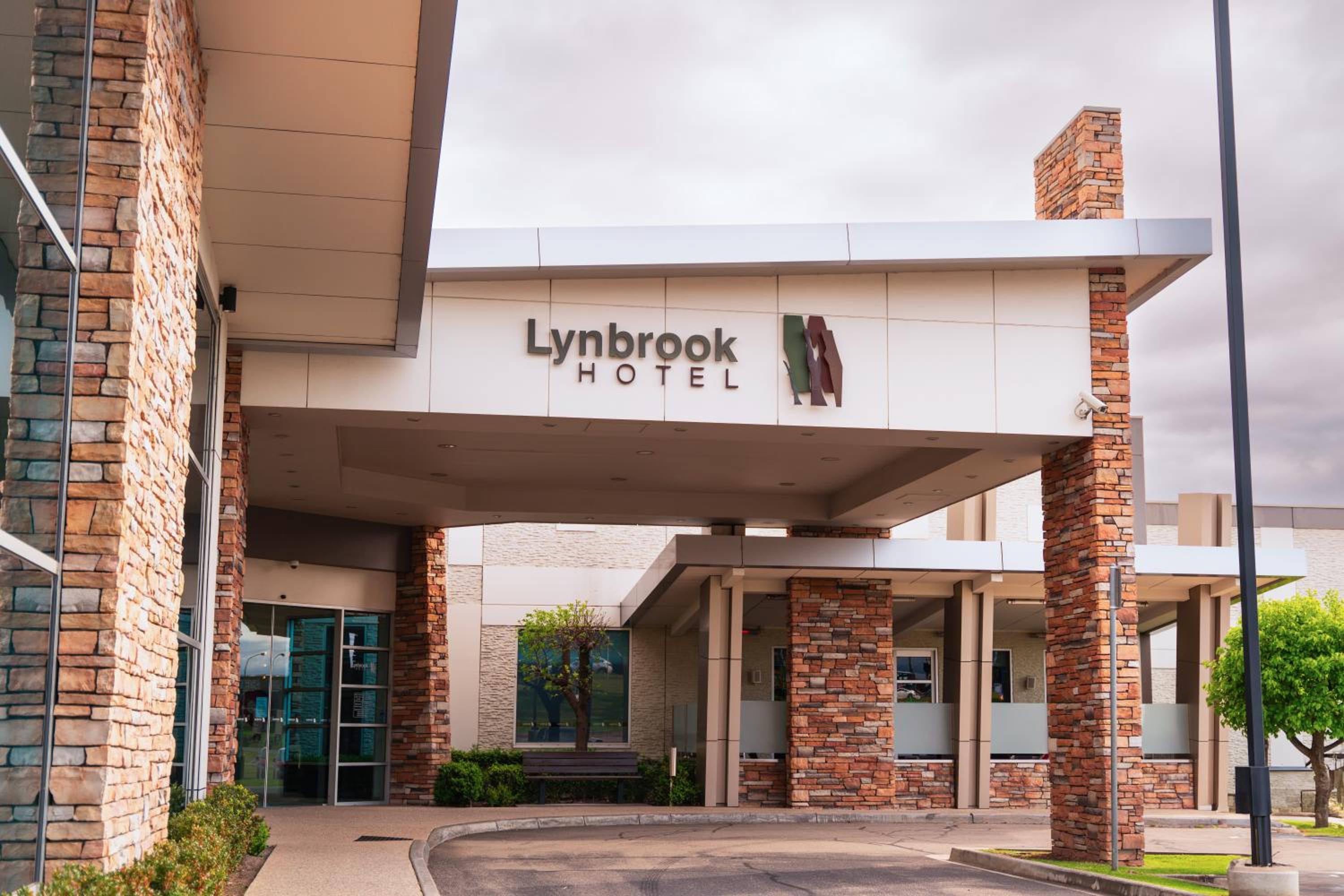 Hotel Lynbrook Hotel - Image 1