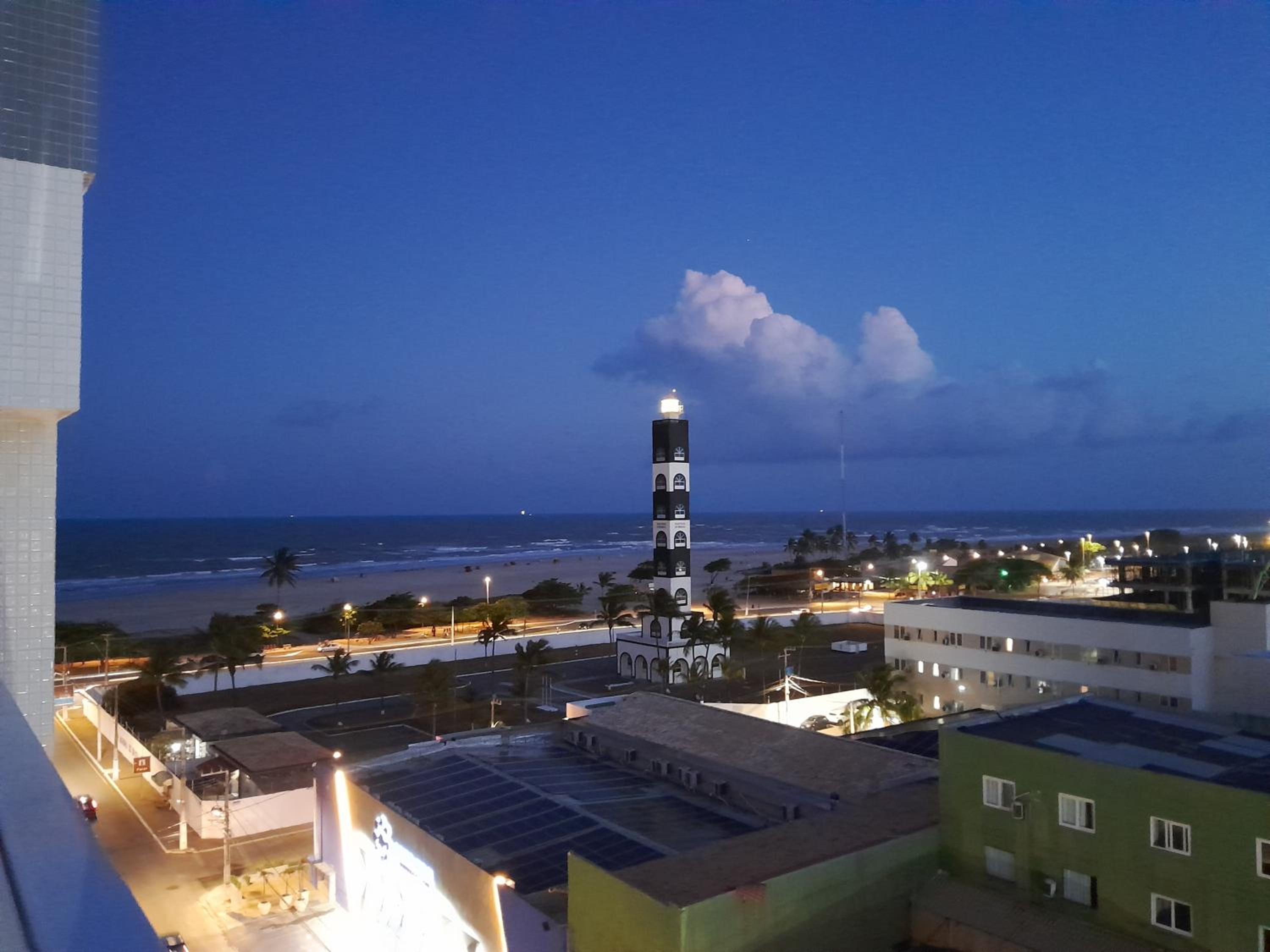 Em frente à Praia de Atalaia, com vista para o mar, piscina no terraço e churrasqueira na varanda