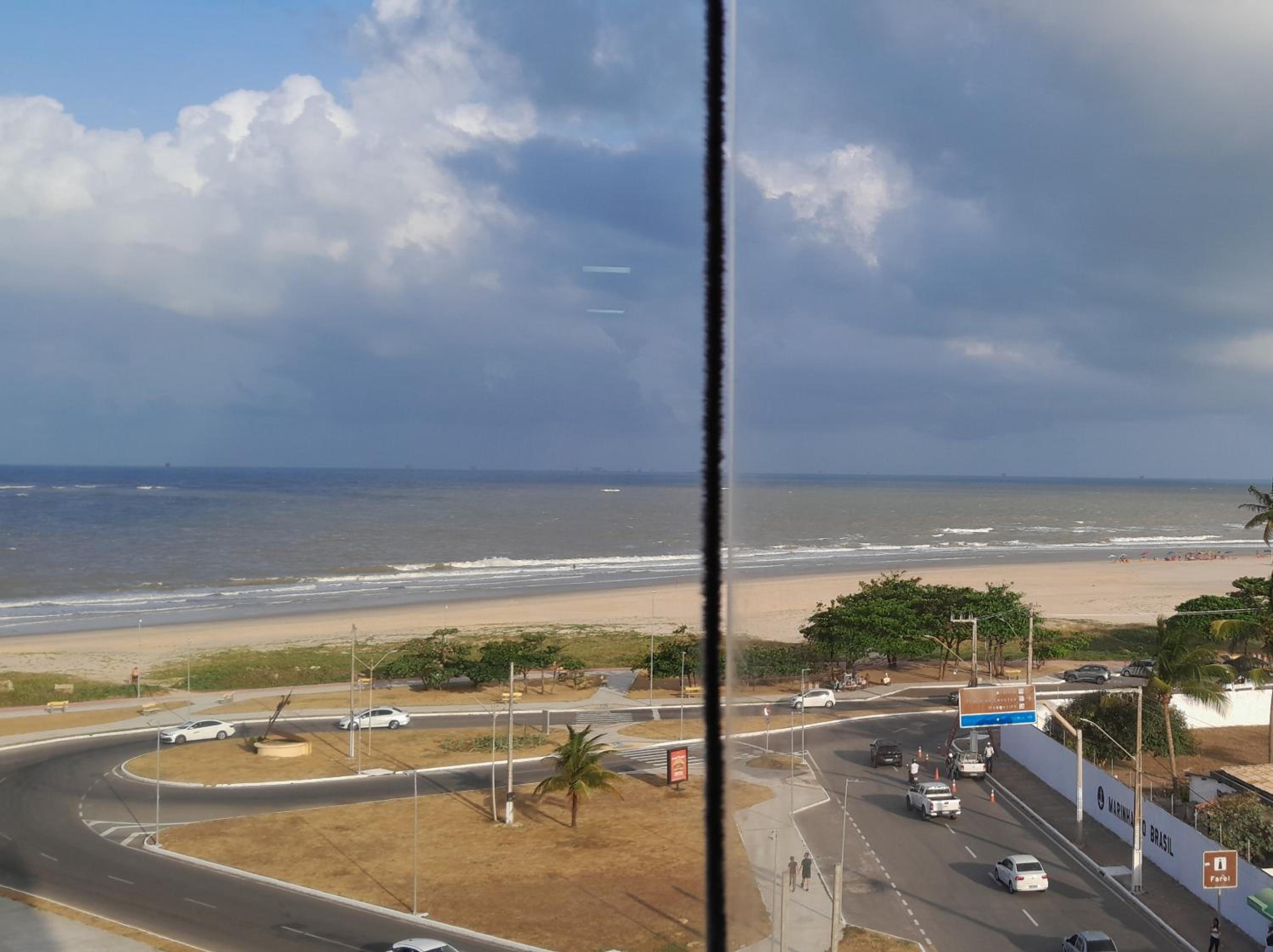 Em frente à Praia de Atalaia, com vista para o mar, piscina no terraço e churrasqueira na varanda