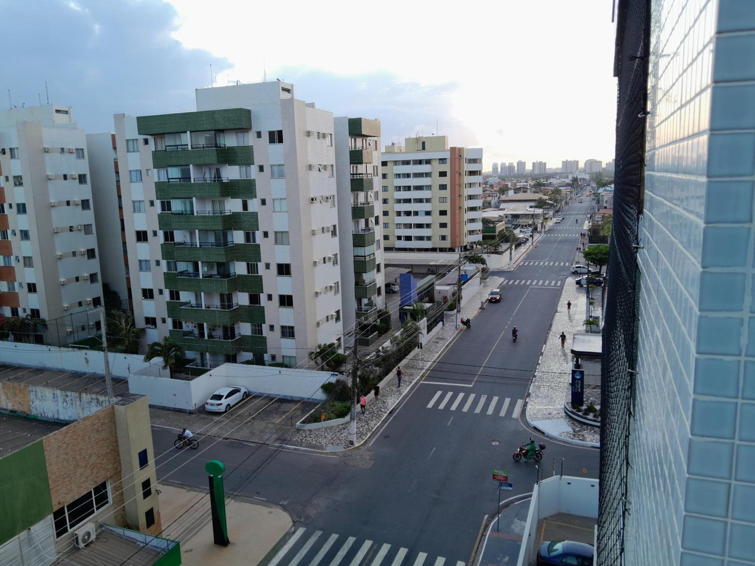 Em frente à Praia de Atalaia, com vista para o mar, piscina no terraço e churrasqueira na varanda