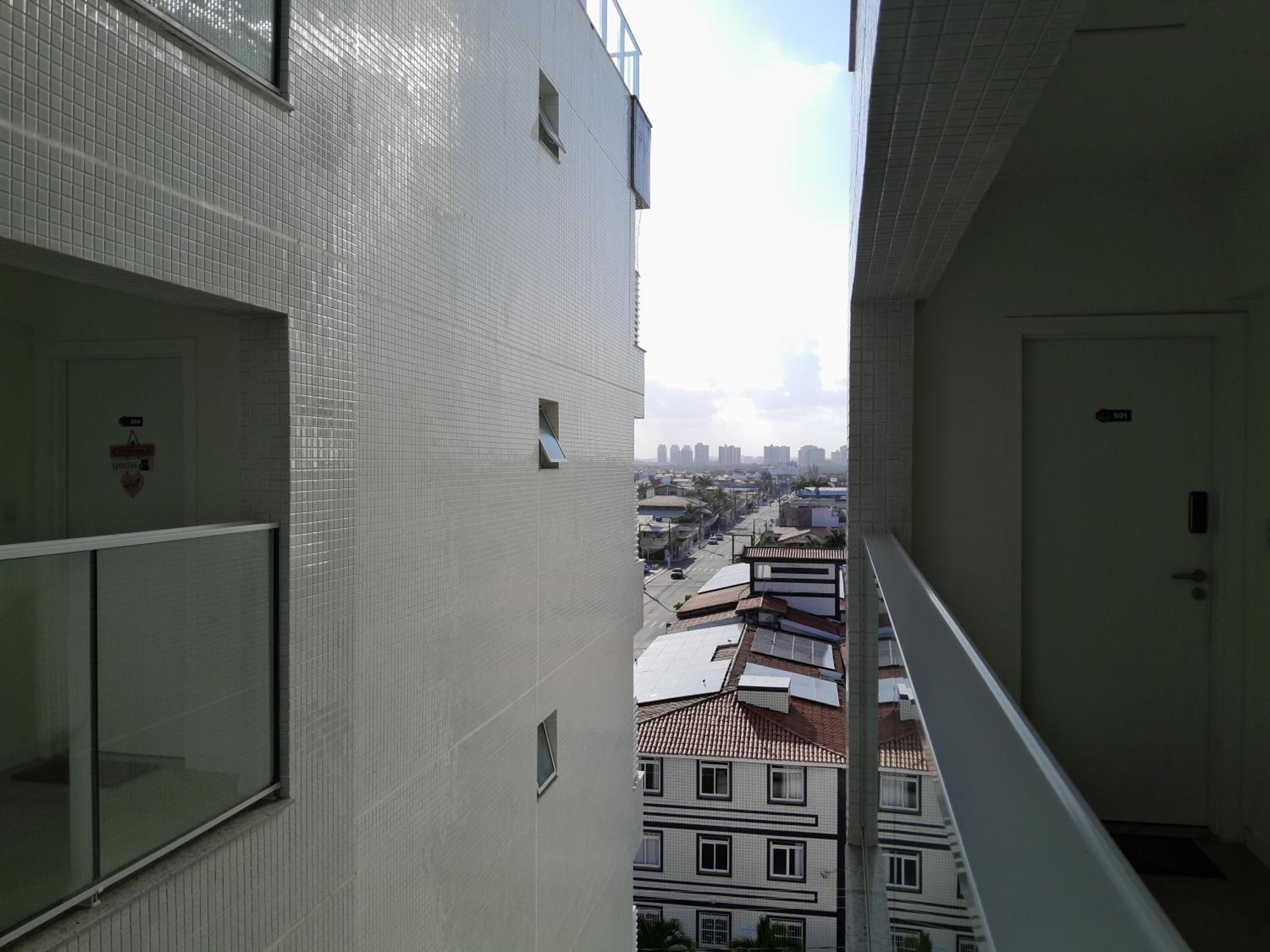 Em frente à Praia de Atalaia, com vista para o mar, piscina no terraço e churrasqueira na varanda