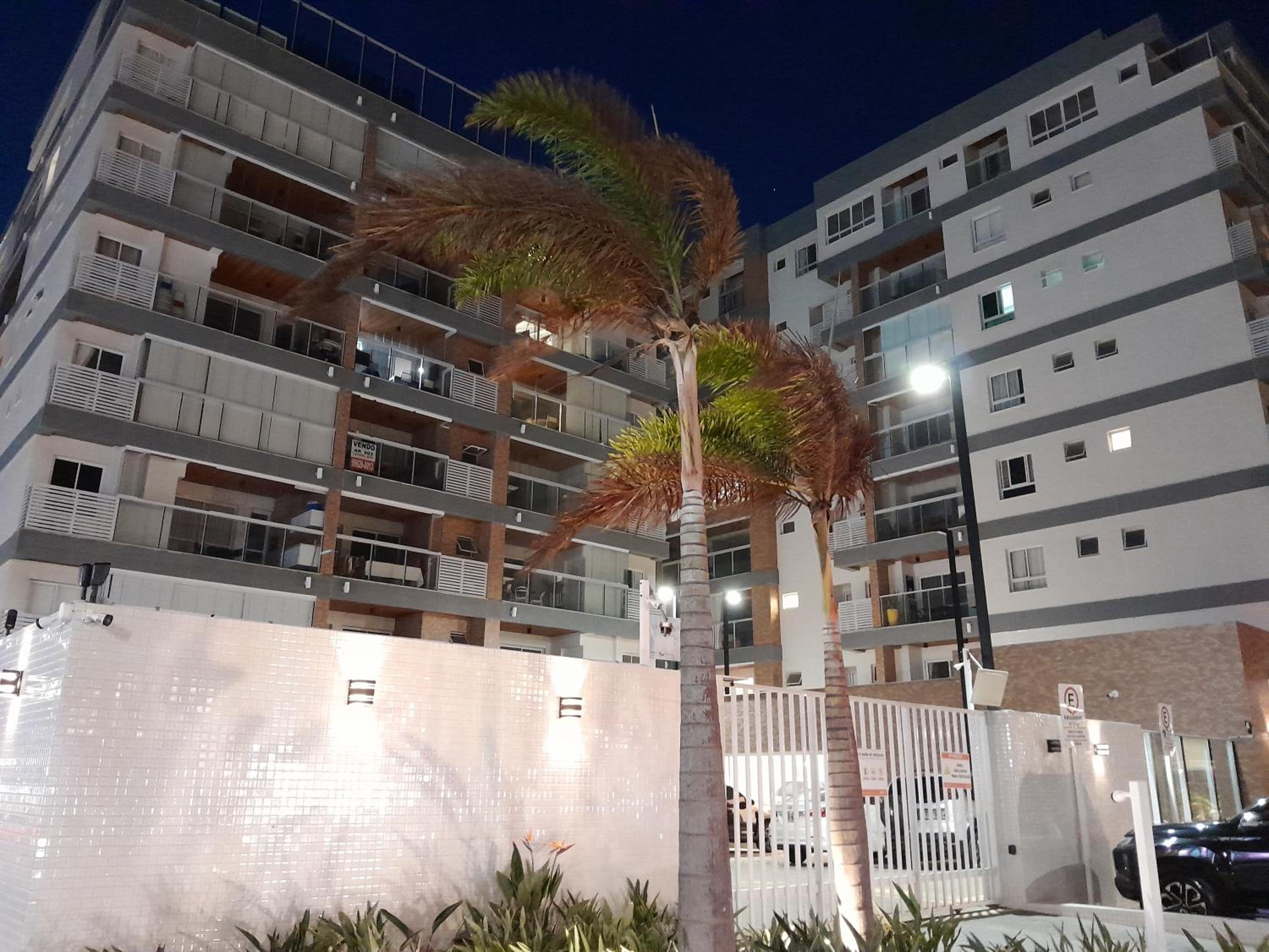 Em frente à Praia de Atalaia, com vista para o mar, piscina no terraço e churrasqueira na varanda