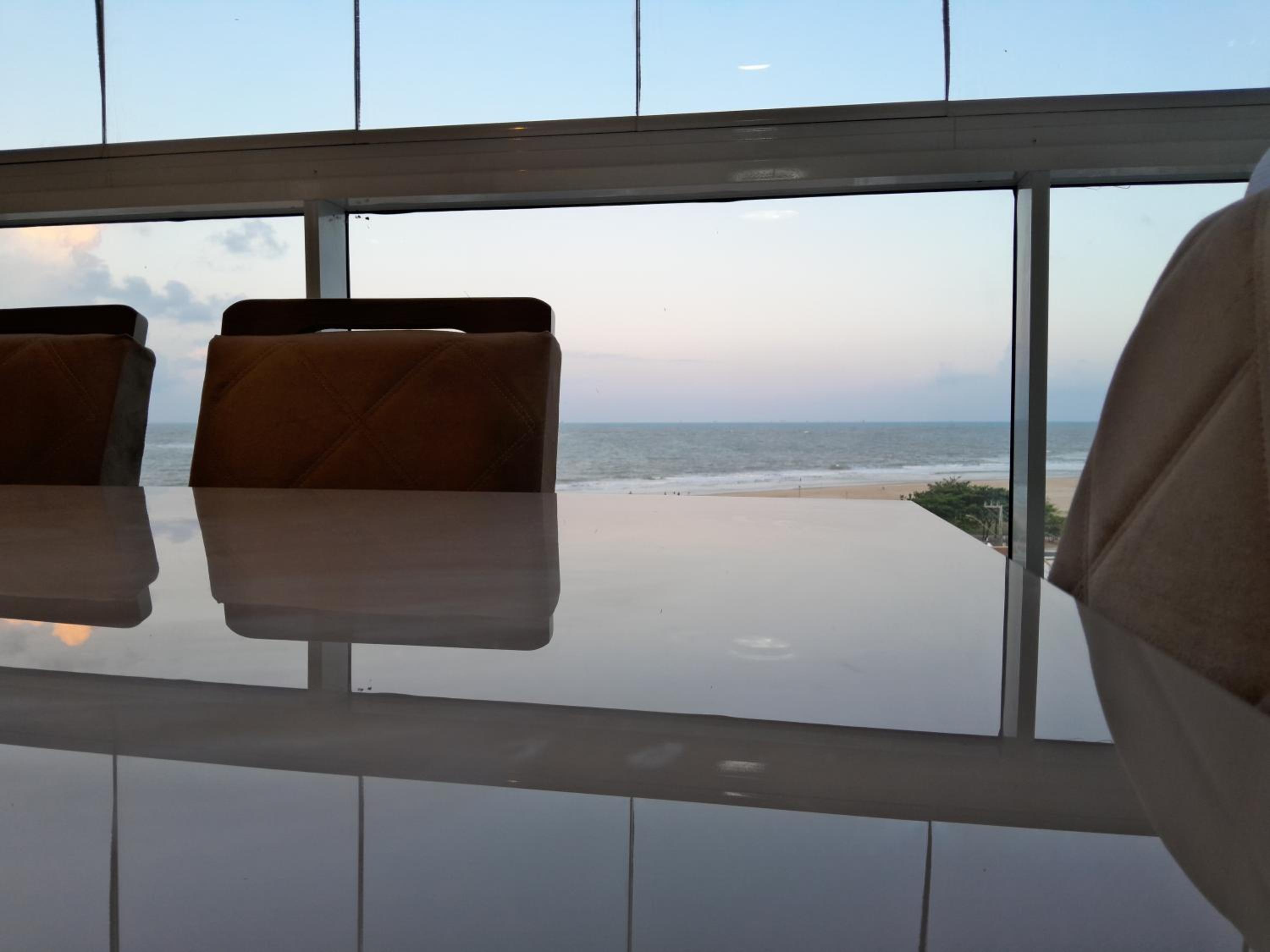 Em frente à Praia de Atalaia, com vista para o mar, piscina no terraço e churrasqueira na varanda