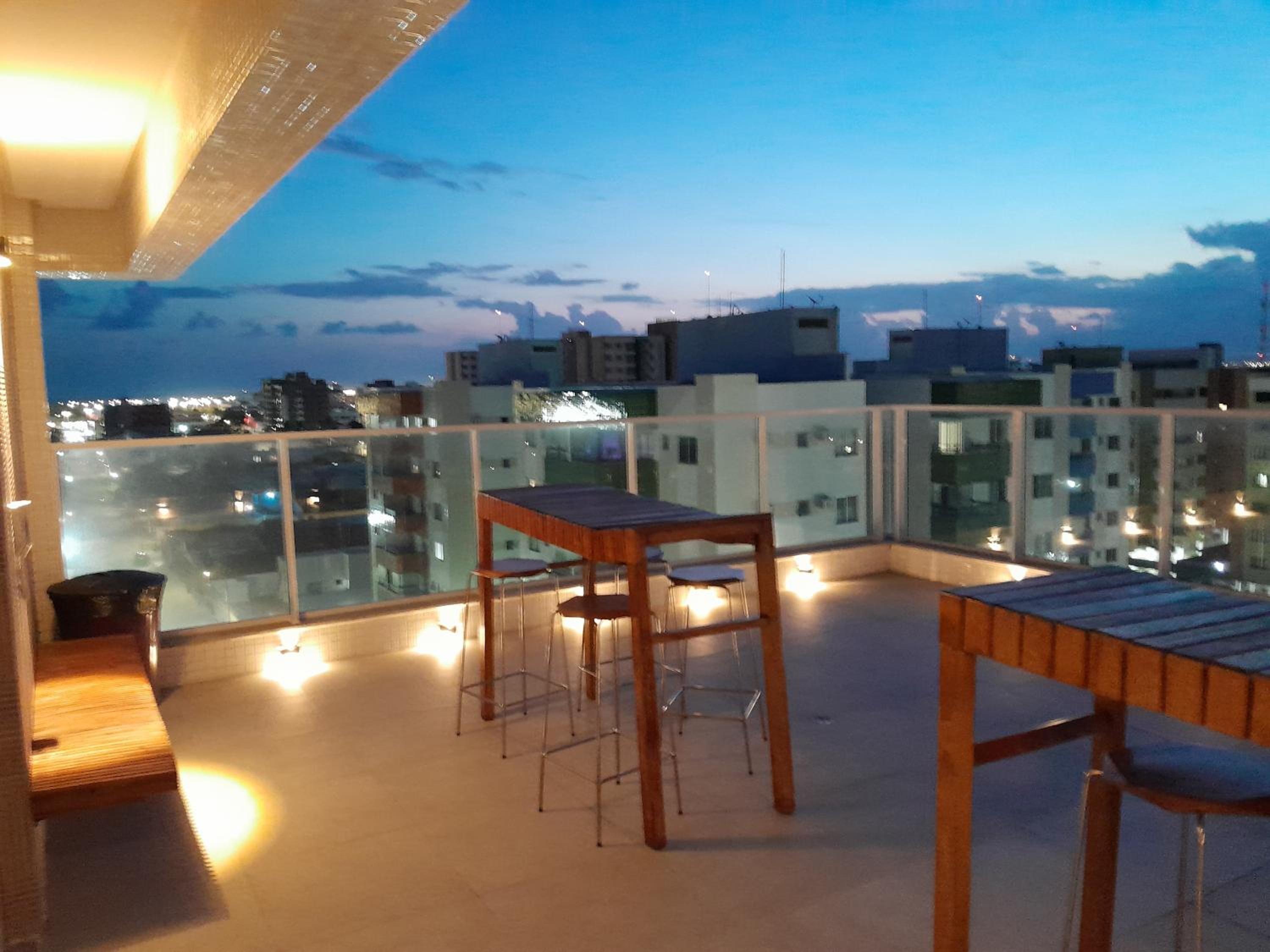 Em frente à Praia de Atalaia, com vista para o mar, piscina no terraço e churrasqueira na varanda