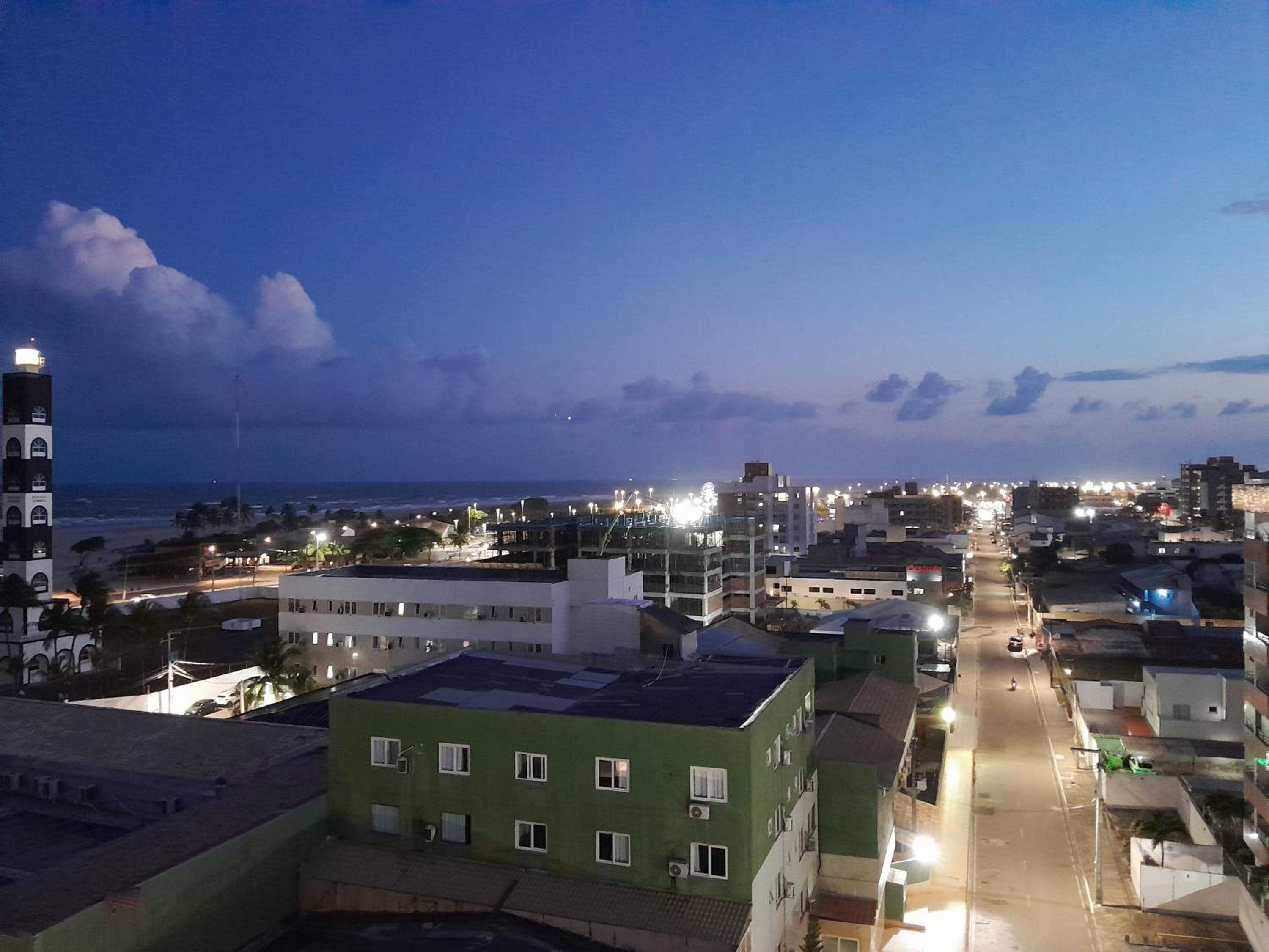 Em frente à Praia de Atalaia, com vista para o mar, piscina no terraço e churrasqueira na varanda