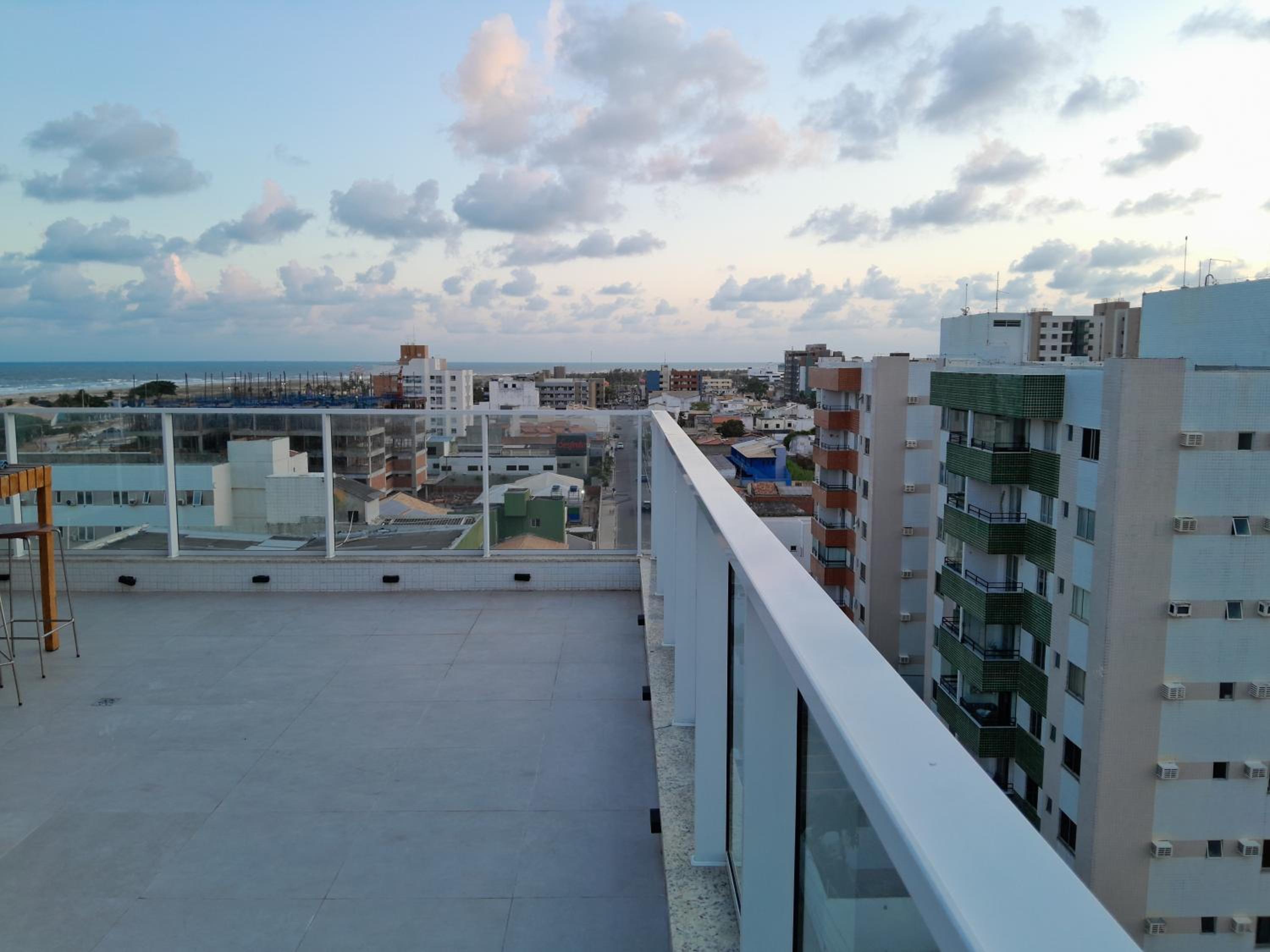 Em frente à Praia de Atalaia, com vista para o mar, piscina no terraço e churrasqueira na varanda