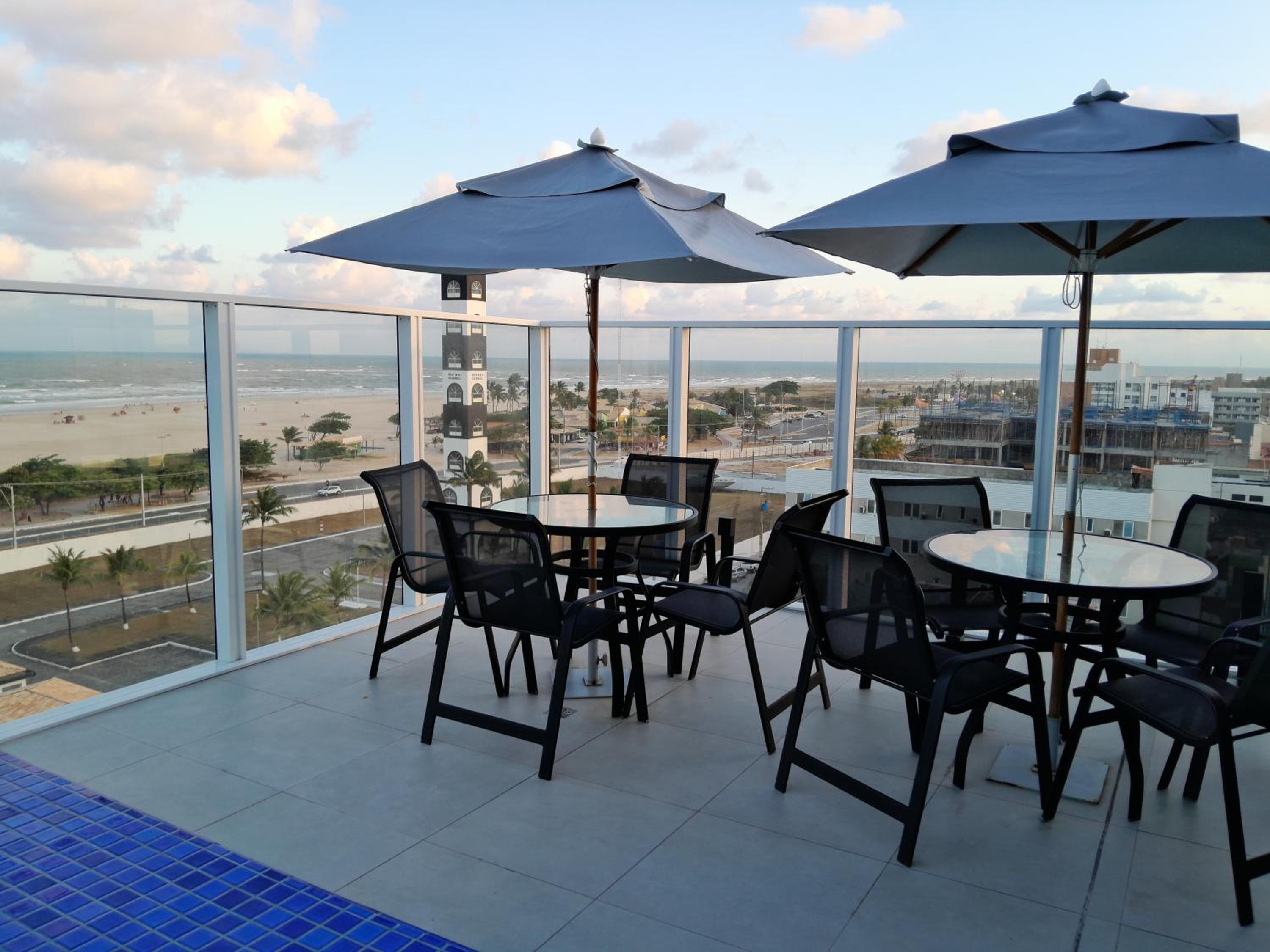 Em frente à Praia de Atalaia, com vista para o mar, piscina no terraço e churrasqueira na varanda