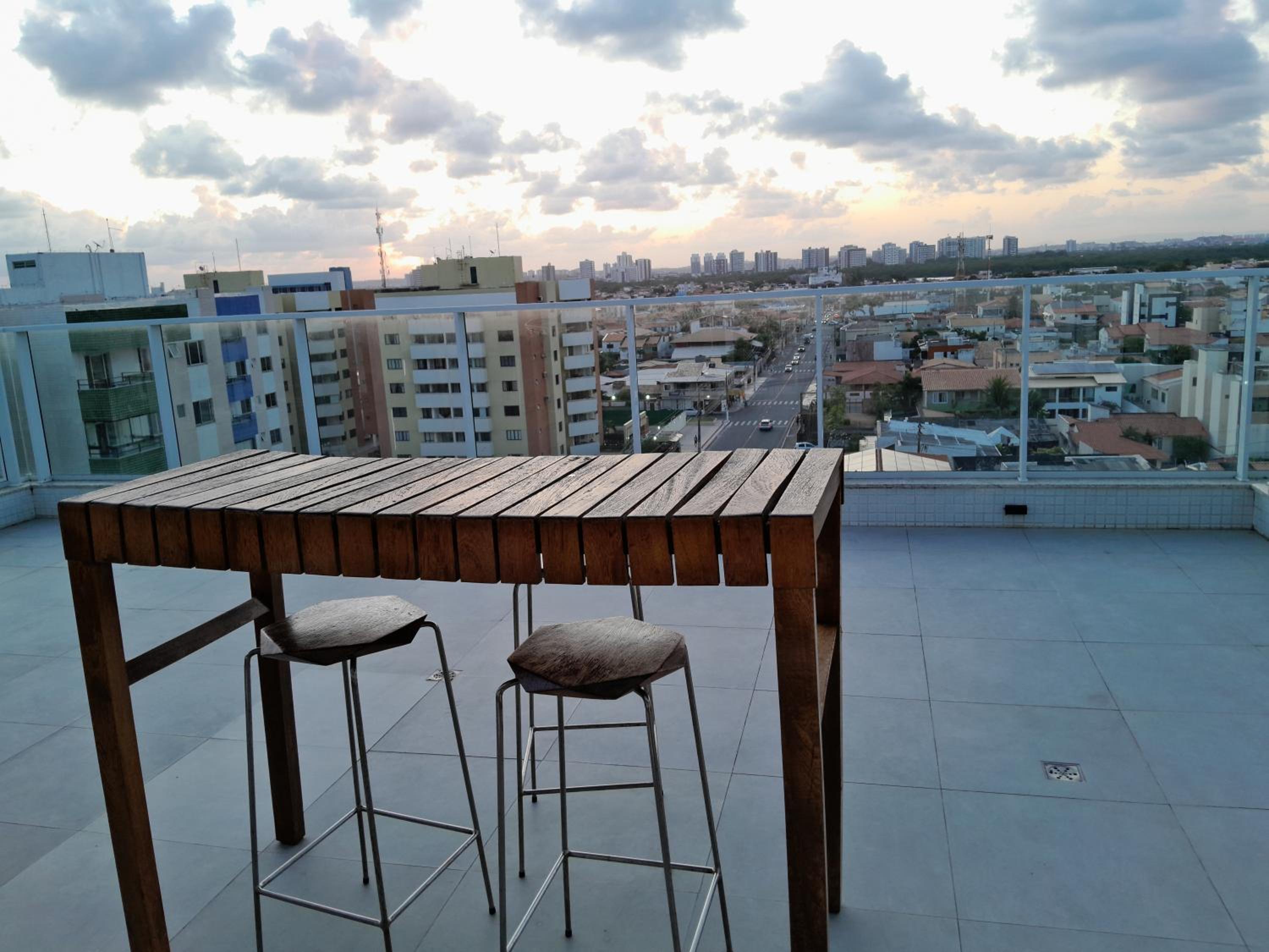 Em frente à Praia de Atalaia, com vista para o mar, piscina no terraço e churrasqueira na varanda