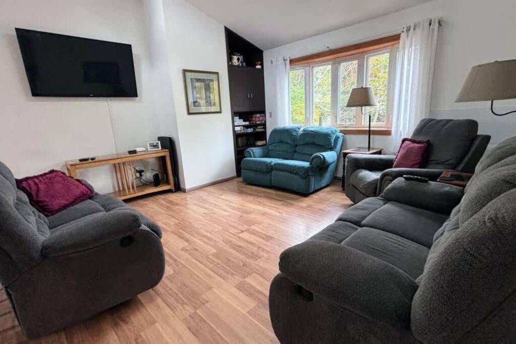 5-Bedroom Lakefront, private beach wifi AC boat & view 2