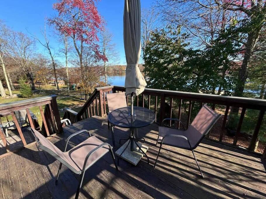 5-Bedroom Lakefront, private beach wifi AC boat & view 3