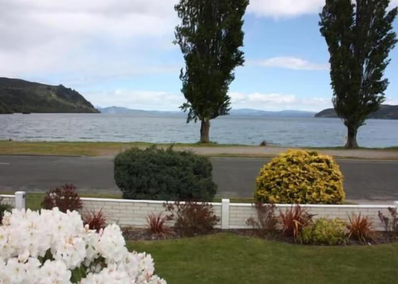 Kinloch Lakefront with wifi view 2