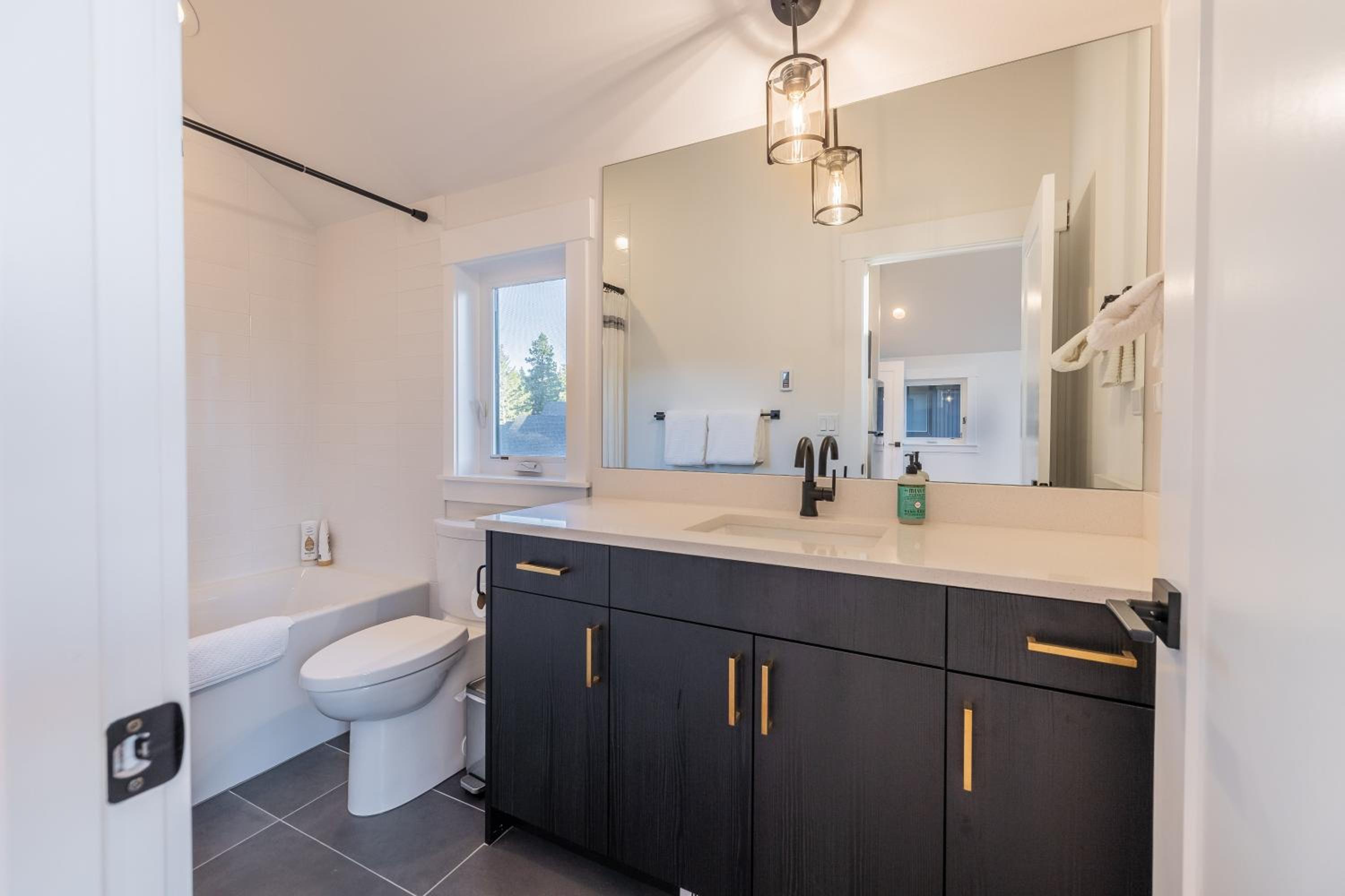 Luxury Cabin in Suncadia - Sleeps 12, Hot Tub, and Wildlife Views! view 5