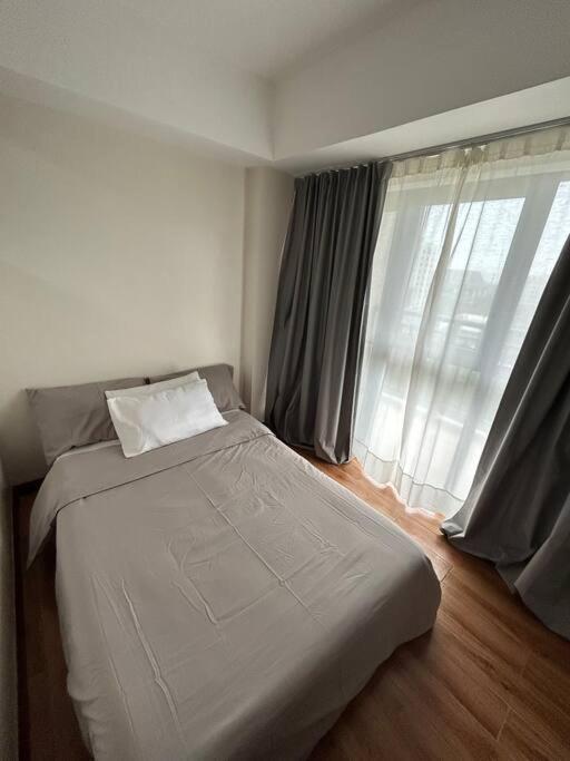 1BR Condo near Airport 1-2, PTC Aviation, and MOA view 2