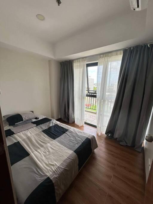 1BR Condo near Airport 1-2, PTC Aviation, and MOA view 3
