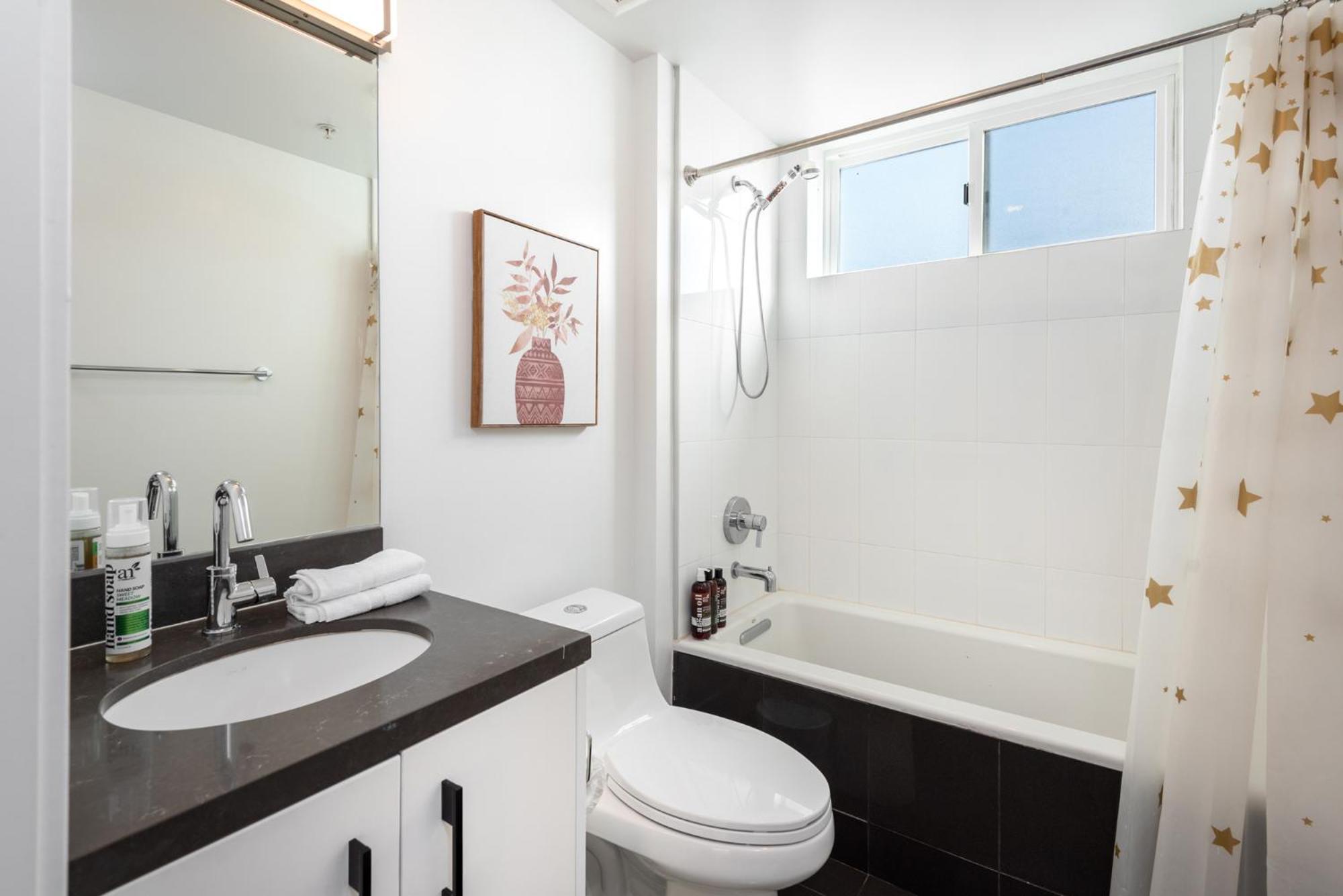 Sleek & Modern 2BR Apt: Rooftop Views & Relaxation