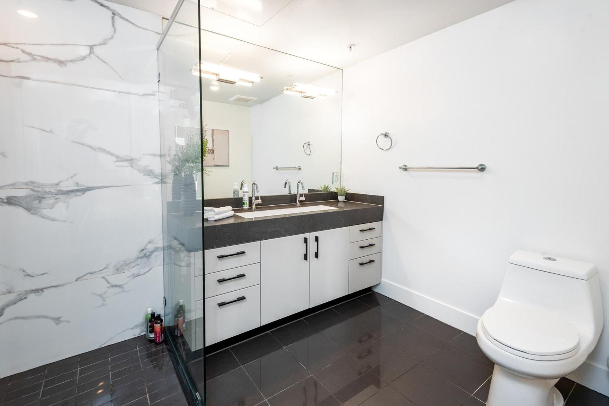 Sleek & Modern 2BR Apt: Rooftop Views & Relaxation