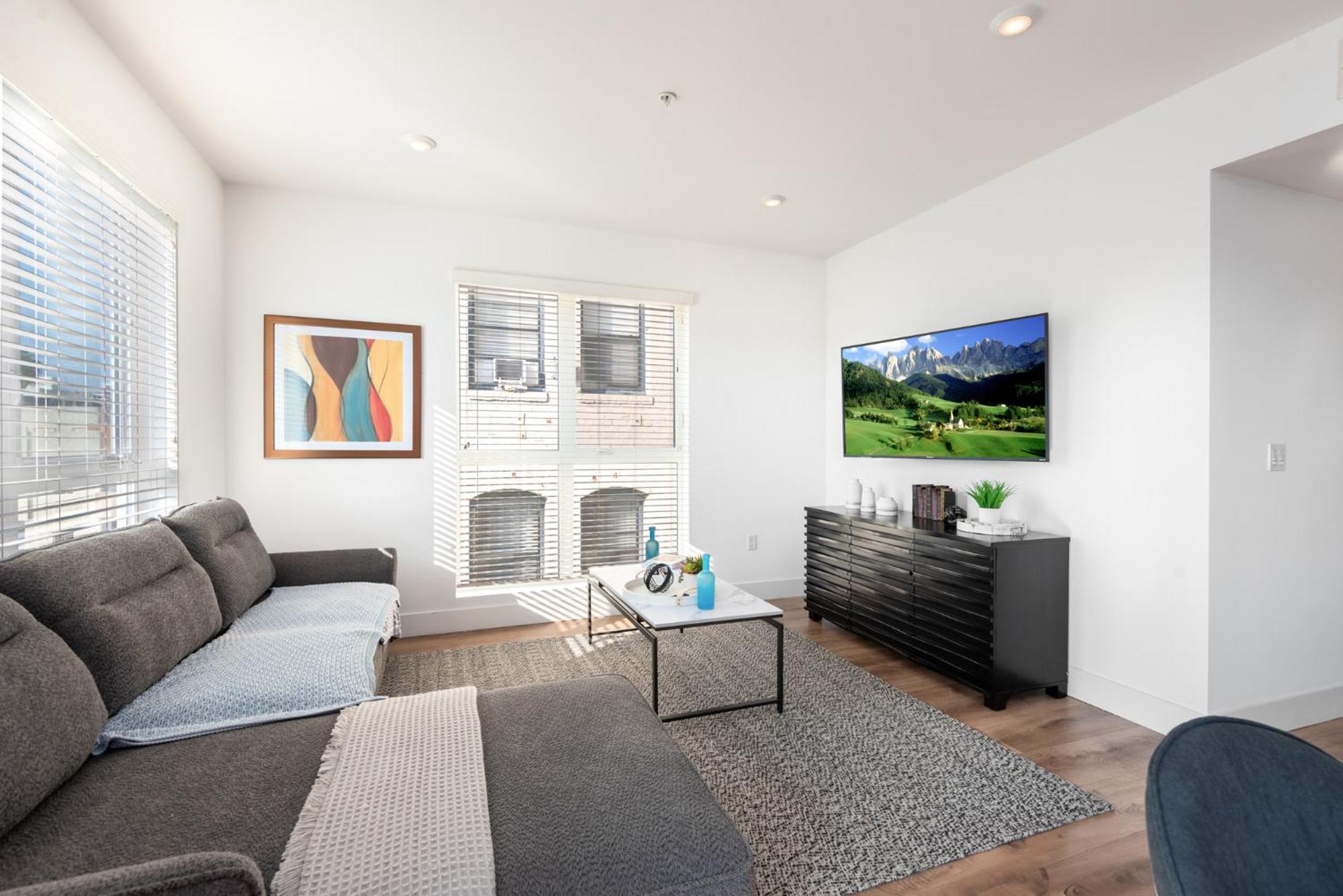 Sleek & Modern 2BR Apt: Rooftop Views & Relaxation