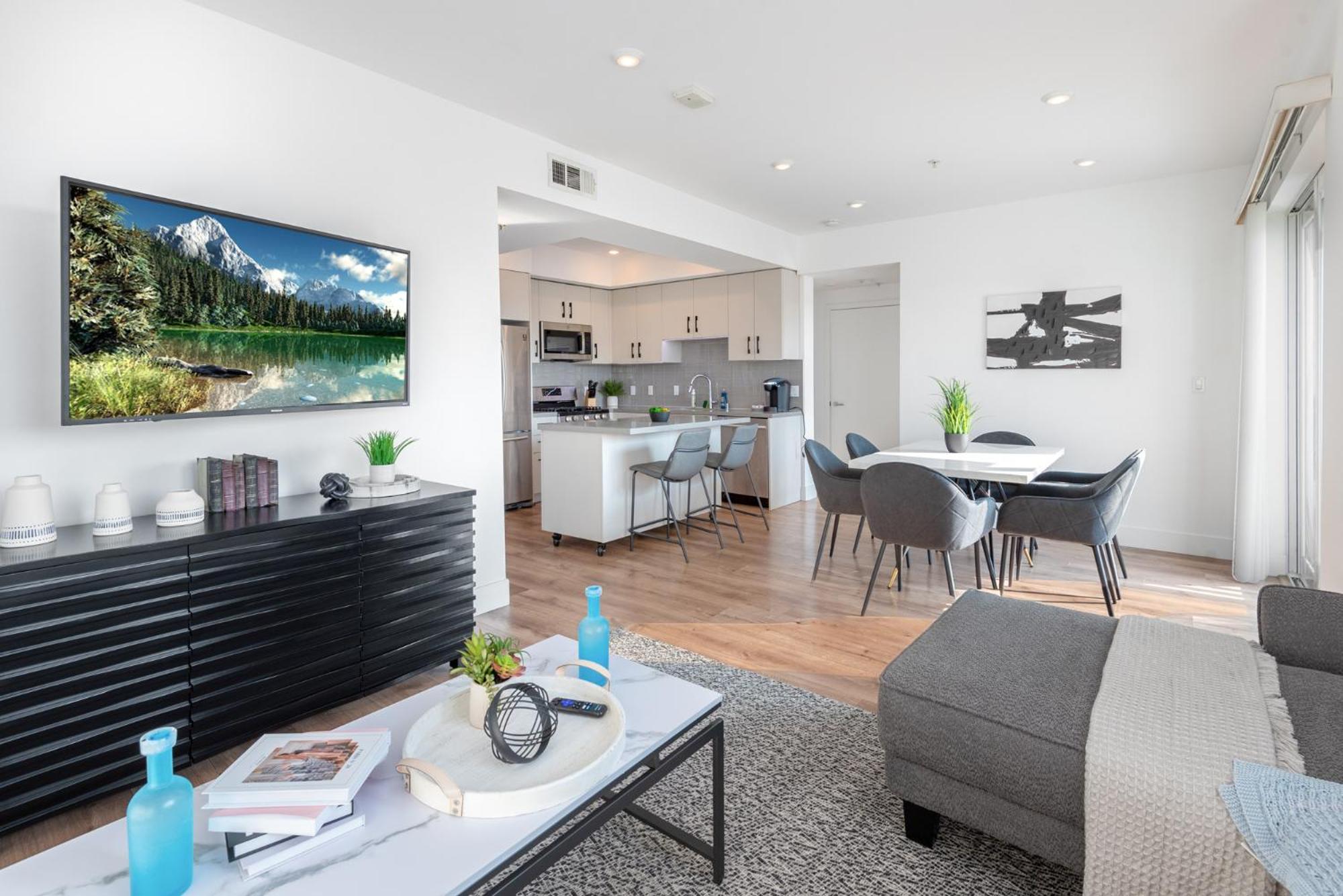 Sleek & Modern 2BR Apt: Rooftop Views & Relaxation