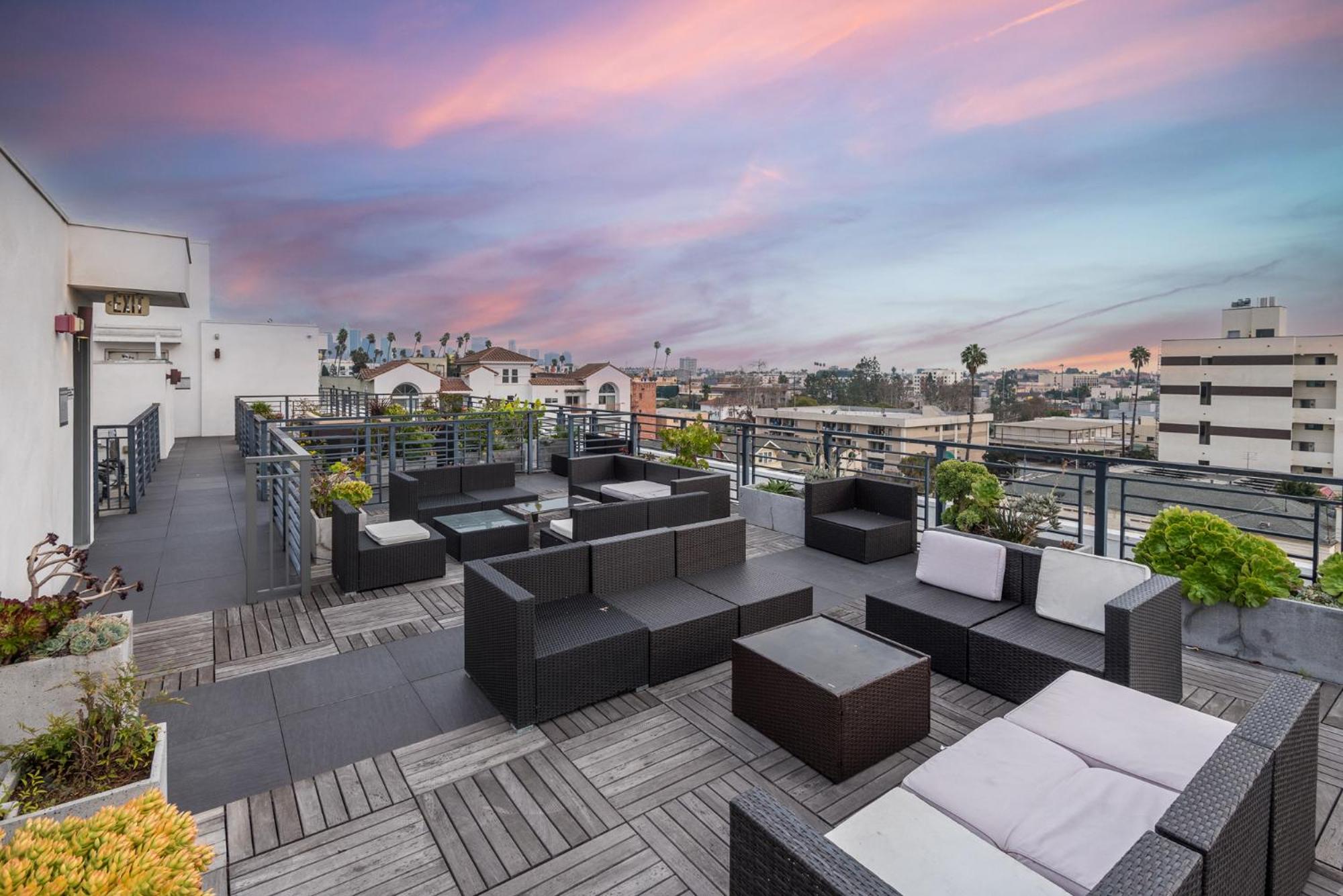 Sleek & Modern 2BR Apt: Rooftop Views & Relaxation