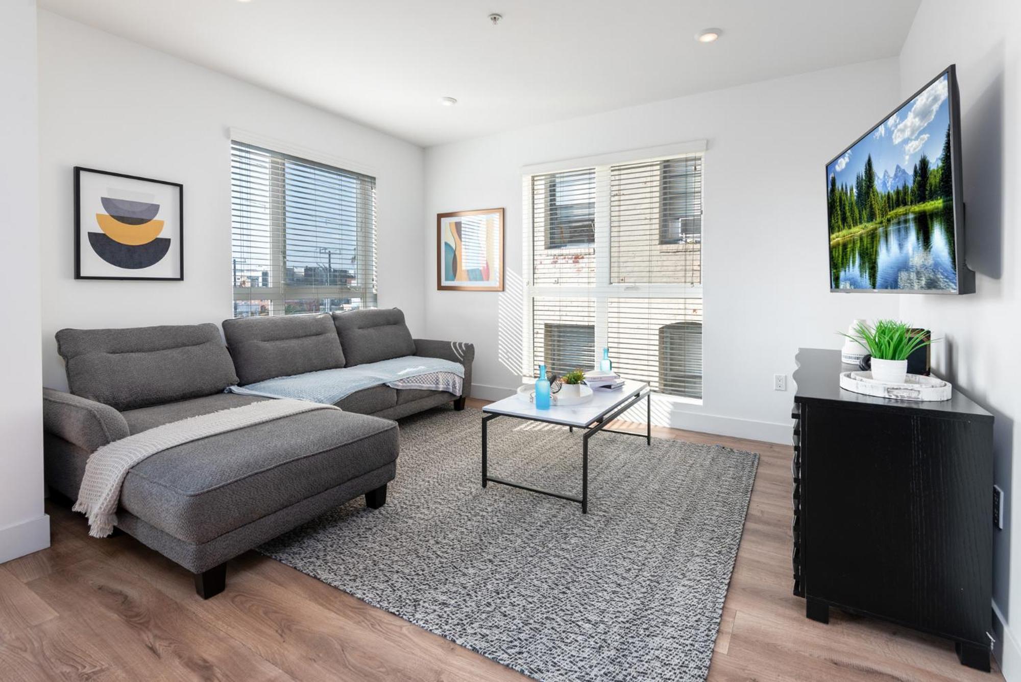 Sleek & Modern 2BR Apt: Rooftop Views & Relaxation