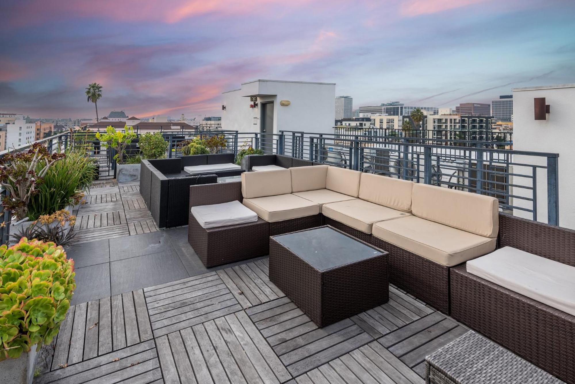 Sleek & Modern 2BR Apt: Rooftop Views & Relaxation